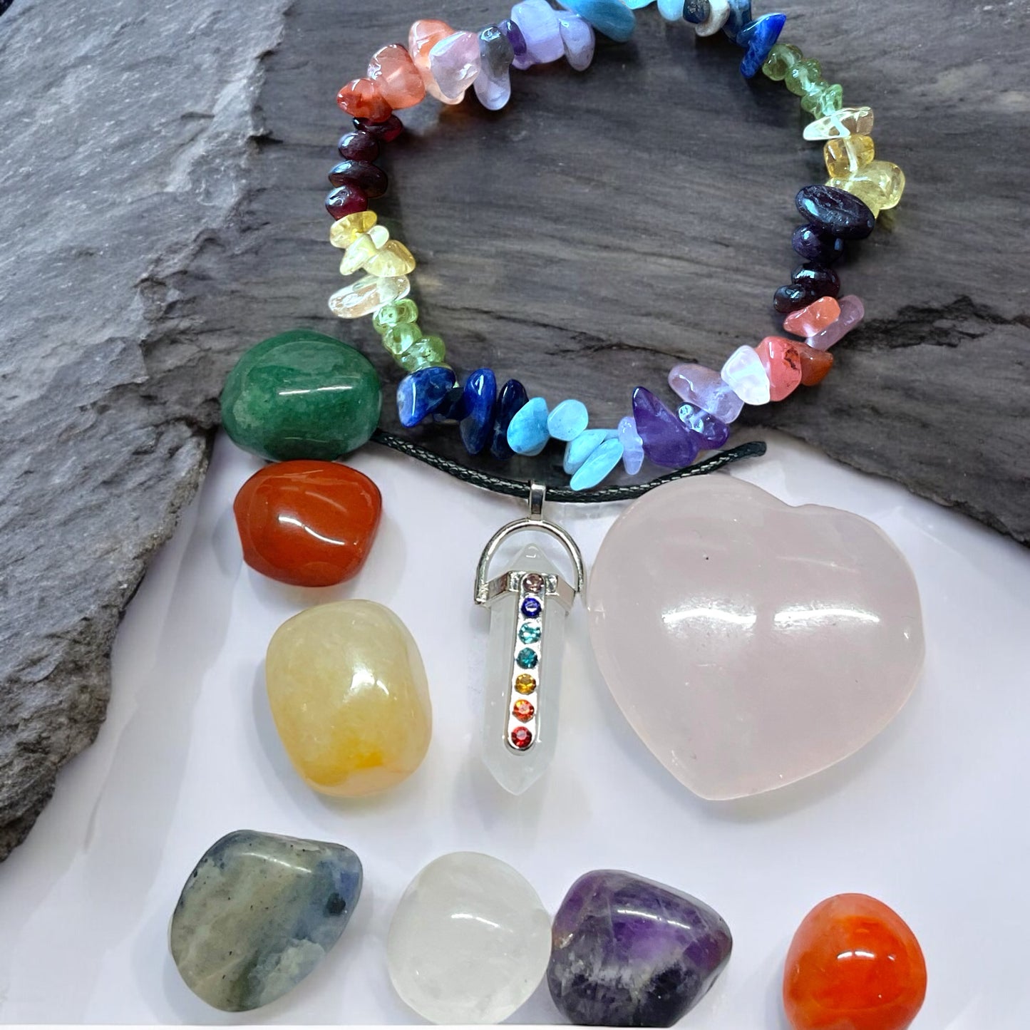 Chakra Edelstein Set Selbstheilung - 11 teilig mit Halskette, Splitterarmband und Herz in Geschenkbox - mit 14 seitigem liebevoll gestaltetem Ebook als Anleitung