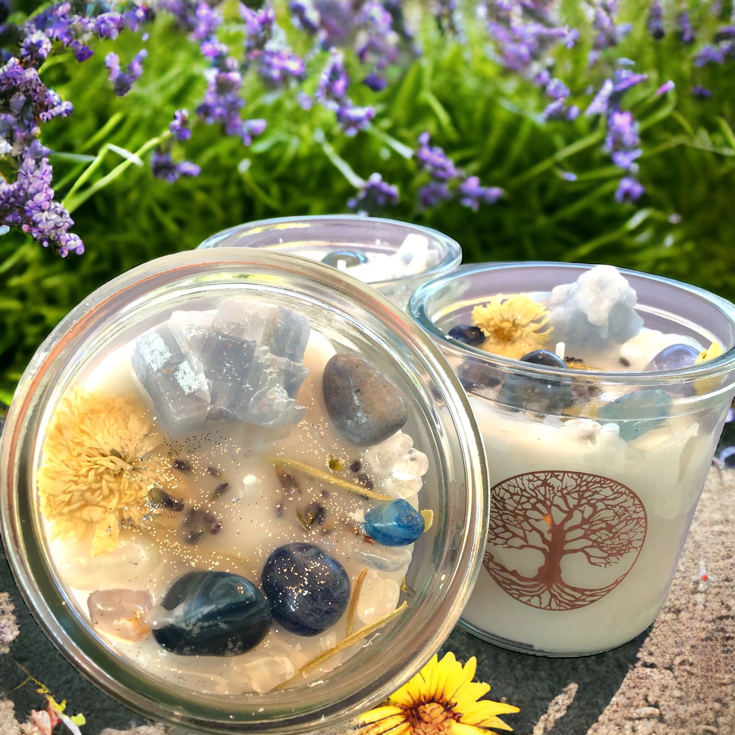 Große Edelsteinkerze "Erneuerung" im Glas mit Anleitung | Duftkerze | Ritualkerze | Kristallkerze mit Blüten | Calcit blau, Aventurin blau, Achat blau, Bergkristall | Waldduft