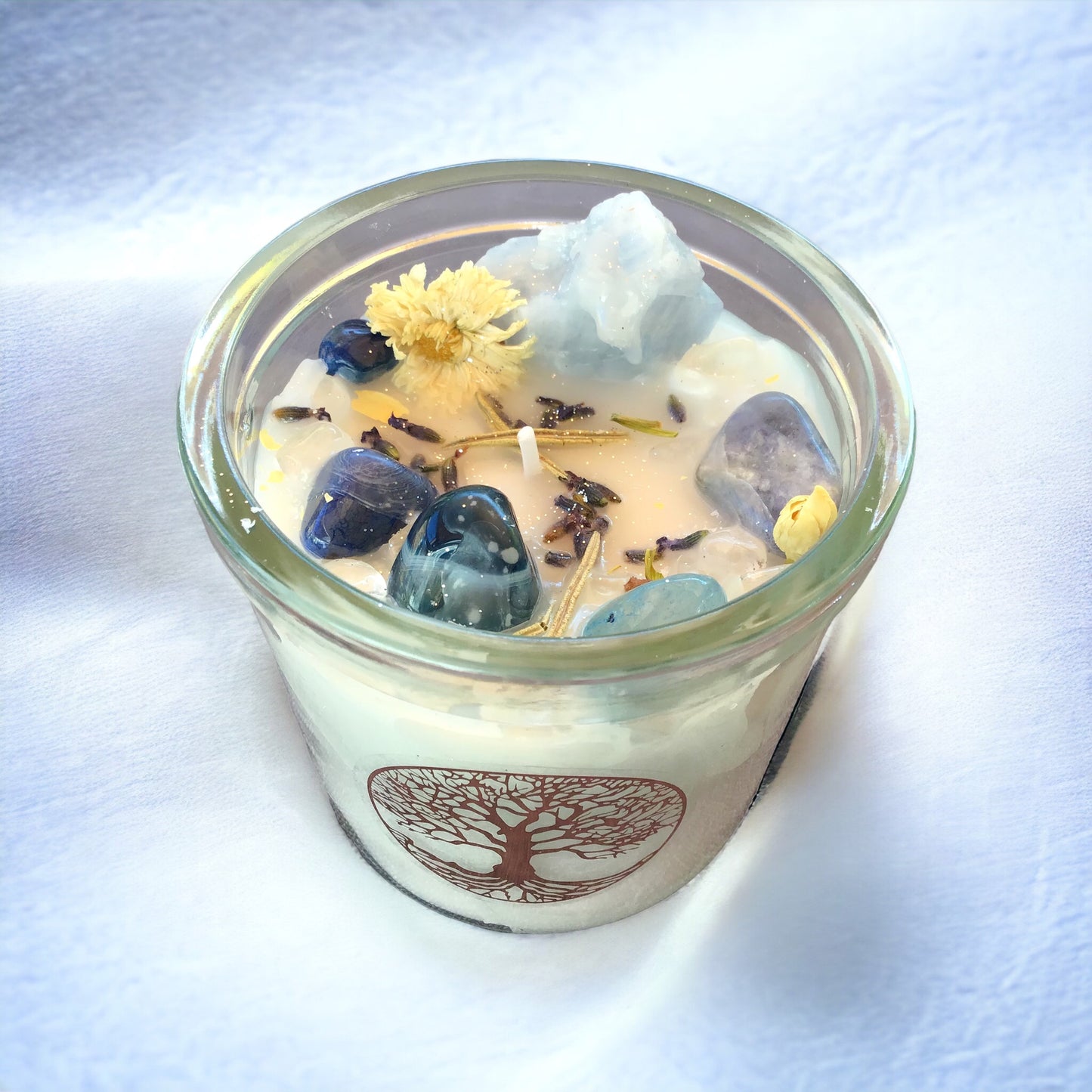 Große Edelsteinkerze "Erneuerung" im Glas mit Anleitung | Duftkerze | Ritualkerze | Kristallkerze mit Blüten | Calcit blau, Aventurin blau, Achat blau, Bergkristall | Waldduft