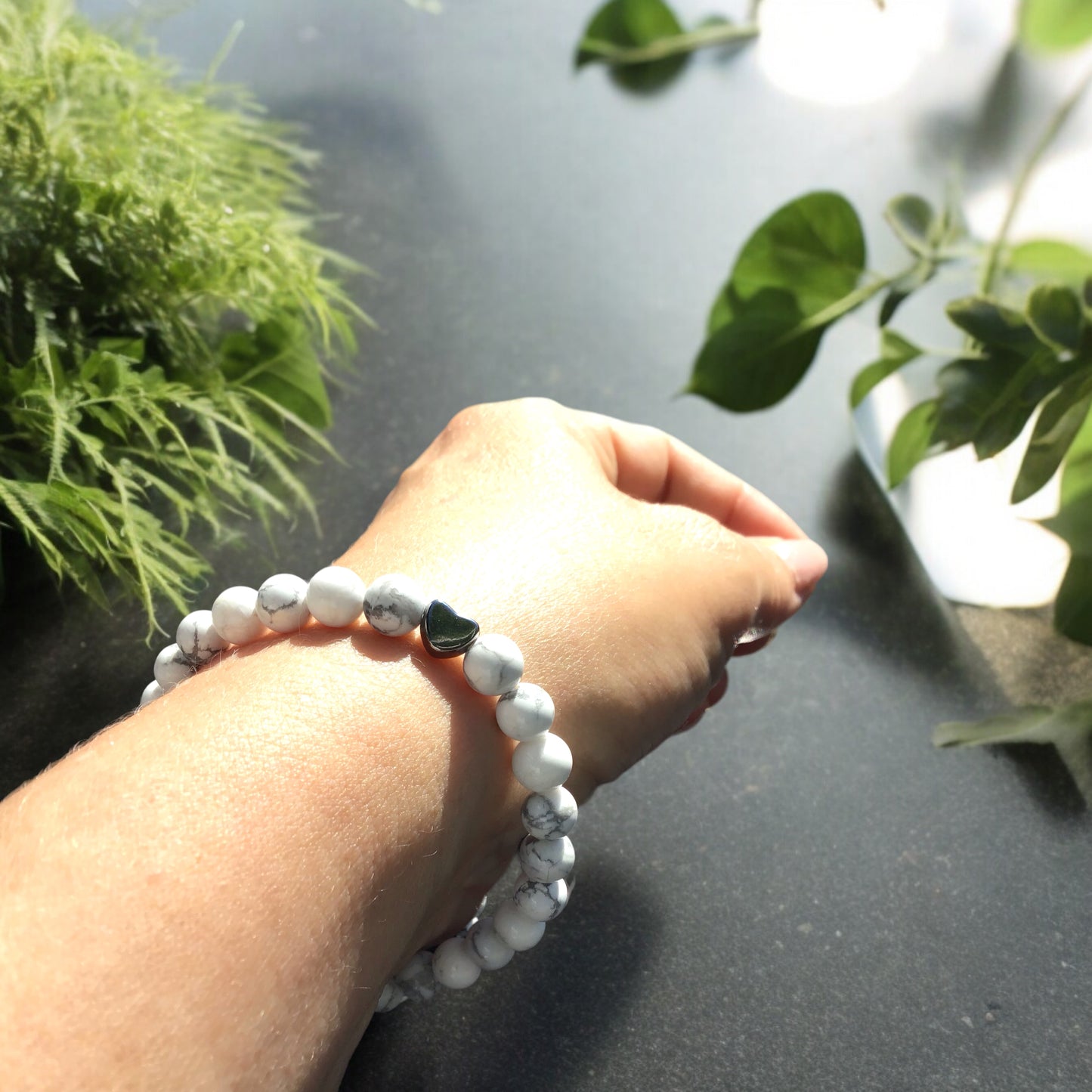 Handgefertigtes Magnesit Perlenarmband - Hochwertiges Edelsteinarmband mit facettierter Kristallperle und Edelstahlherzchen - in Geschenkbox - Diät und Entschlackung