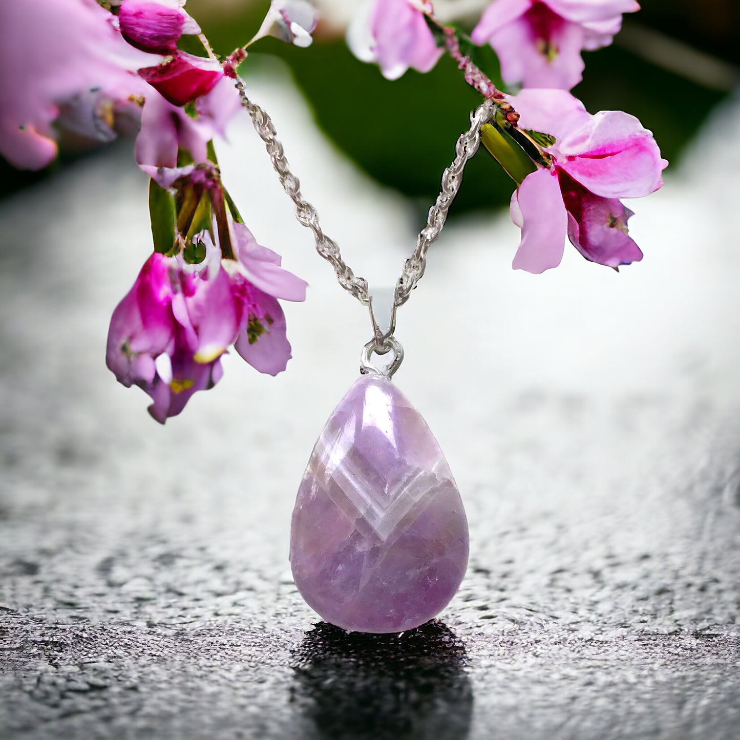 Amethyst Kette "Energietropfen" - echter Amethyst Edelstein Anhänger in Tropfenform mit dezenter versilberter Edelstahlkette