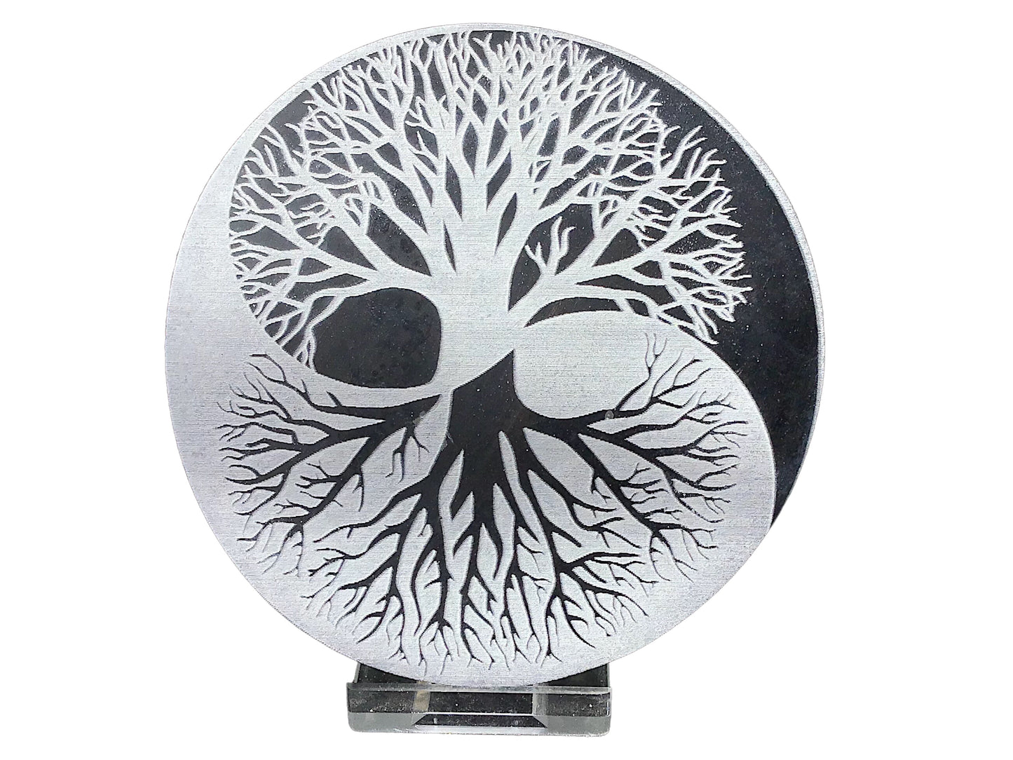 Echte Selenit Ladeplatte mit Gravur "Yin Yang und Baum des Lebens" - reinigt Ihre Räume - Ø 10 cm - 250 Gramm- schwarz-weiß - mit kleinem Acrylständer