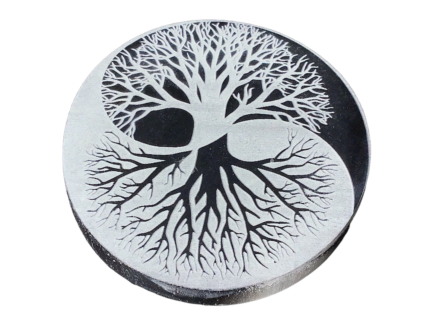 Echte Selenit Ladeplatte mit Gravur "Yin Yang und Baum des Lebens" - reinigt Ihre Räume - Ø 10 cm - 250 Gramm- schwarz-weiß - mit kleinem Acrylständer