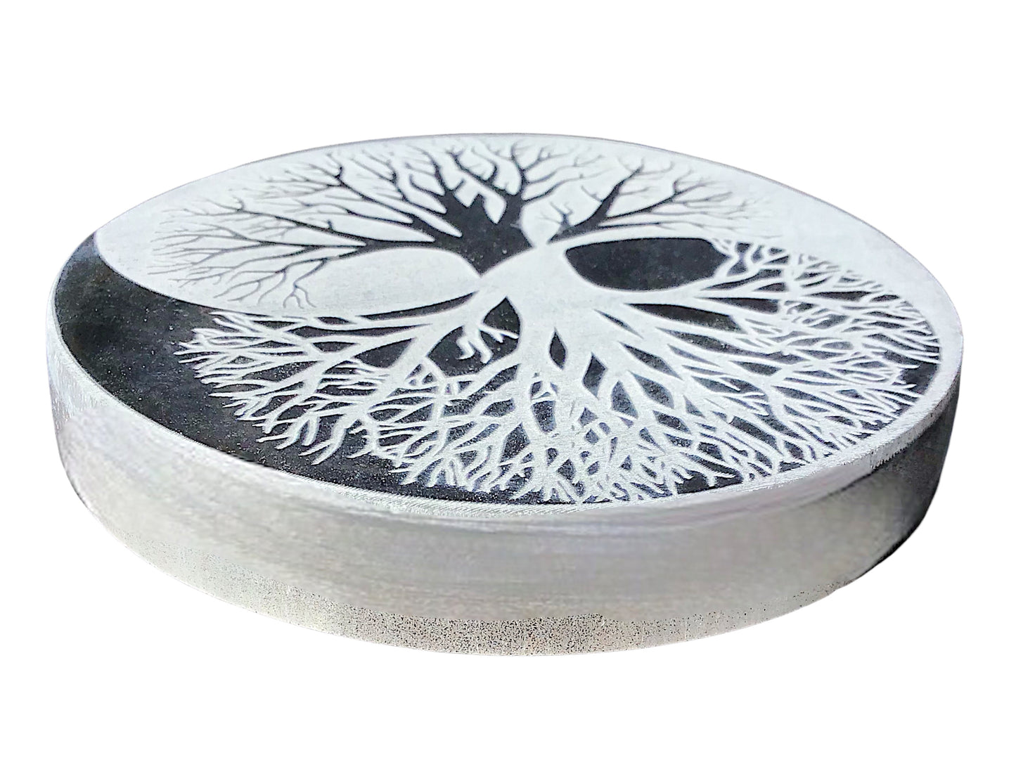 Echte Selenit Ladeplatte mit Gravur "Yin Yang und Baum des Lebens" - reinigt Ihre Räume - Ø 10 cm - 250 Gramm- schwarz-weiß - mit kleinem Acrylständer