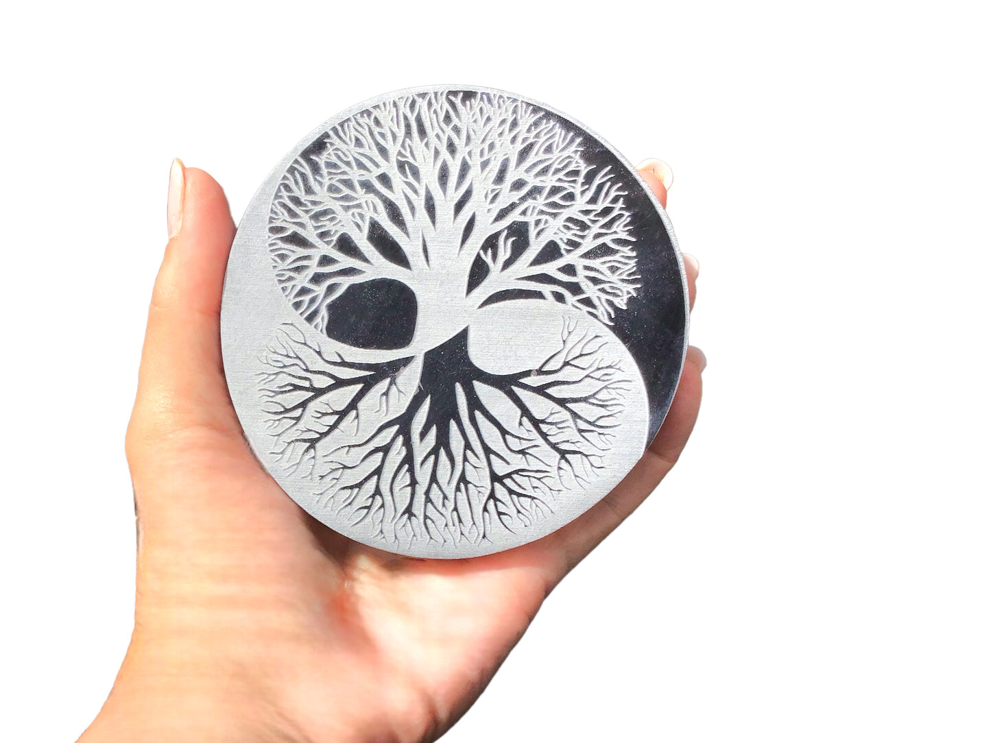 Echte Selenit Ladeplatte mit Gravur "Yin Yang und Baum des Lebens" - reinigt Ihre Räume - Ø 10 cm - 250 Gramm- schwarz-weiß - mit kleinem Acrylständer