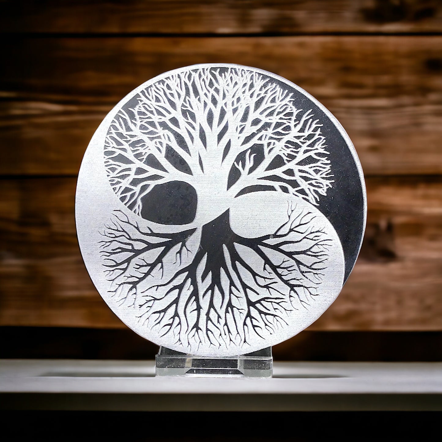 Echte Selenit Ladeplatte mit Gravur "Yin Yang und Baum des Lebens" - reinigt Ihre Räume - Ø 10 cm - 250 Gramm- schwarz-weiß - mit kleinem Acrylständer