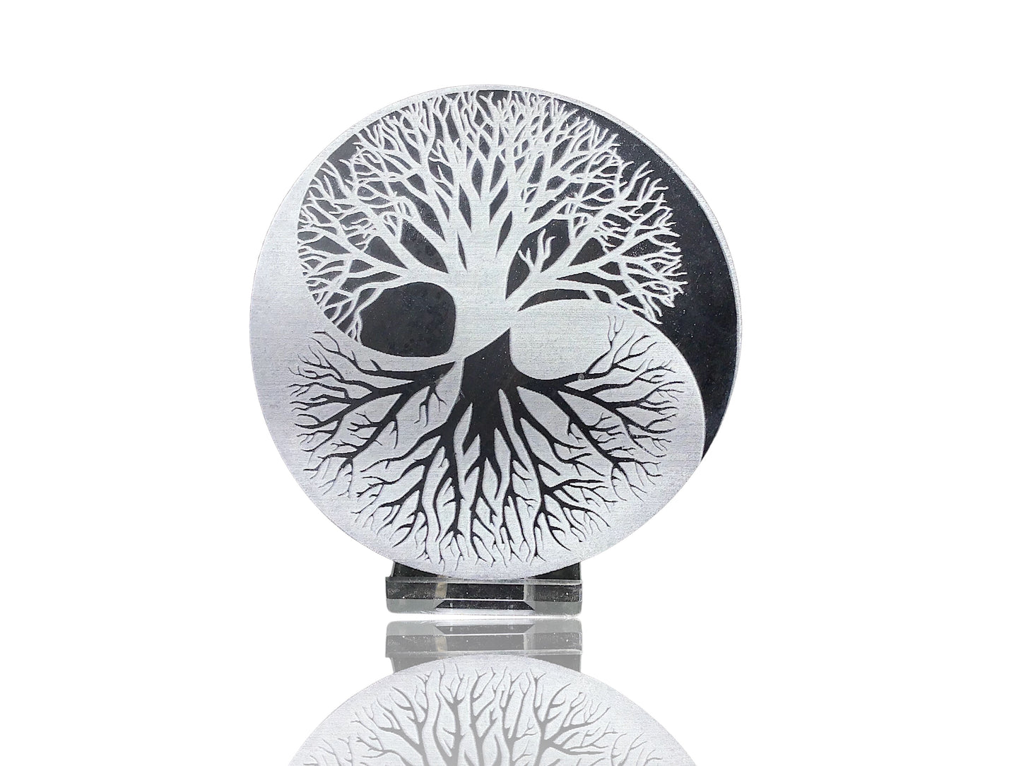 Echte Selenit Ladeplatte mit Gravur "Yin Yang und Baum des Lebens" - reinigt Ihre Räume - Ø 10 cm - 250 Gramm- schwarz-weiß - mit kleinem Acrylständer