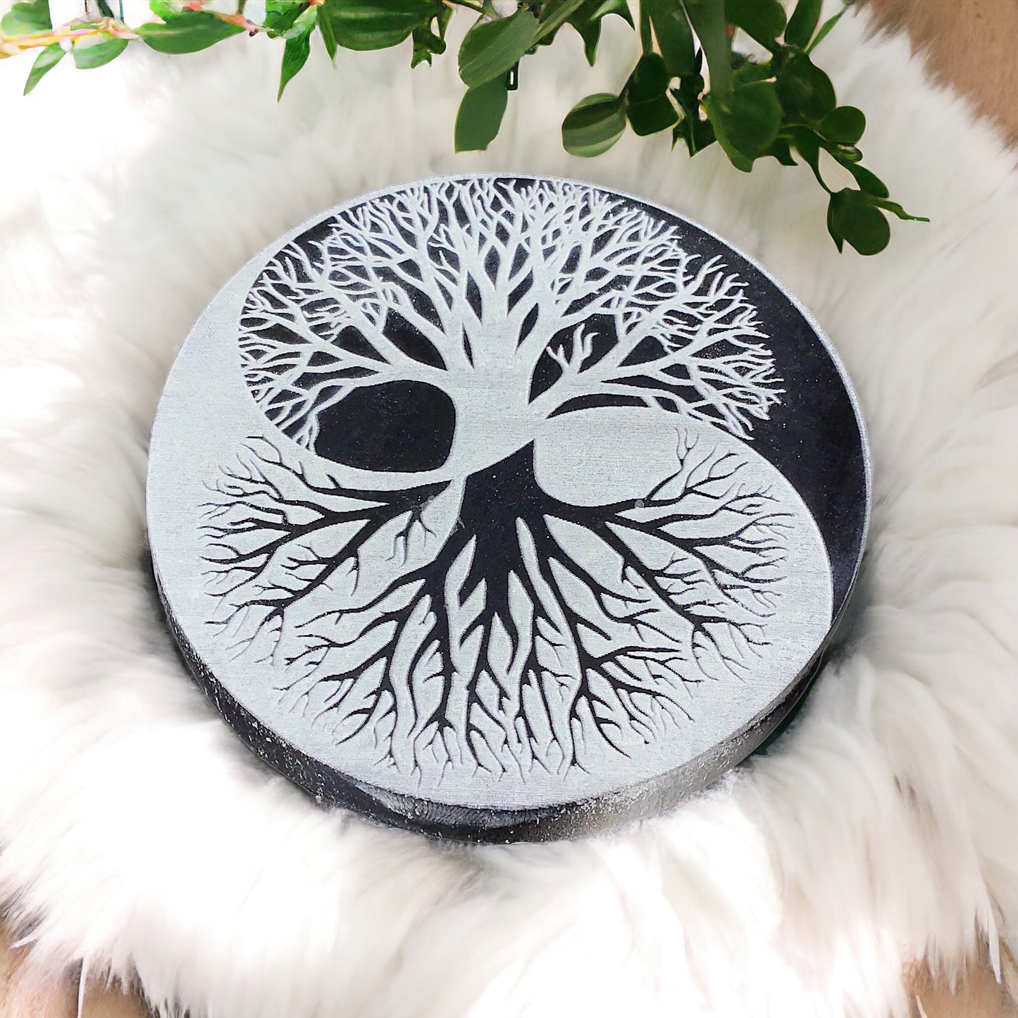 Echte Selenit Ladeplatte mit Gravur "Yin Yang und Baum des Lebens" - reinigt Ihre Räume - Ø 10 cm - 250 Gramm- schwarz-weiß - mit kleinem Acrylständer
