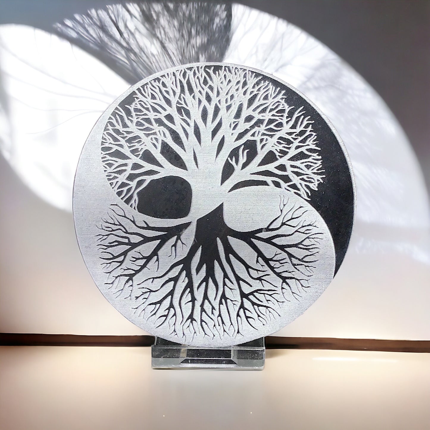 Echte Selenit Ladeplatte mit Gravur "Yin Yang und Baum des Lebens" - reinigt Ihre Räume - Ø 10 cm - 250 Gramm- schwarz-weiß - mit kleinem Acrylständer