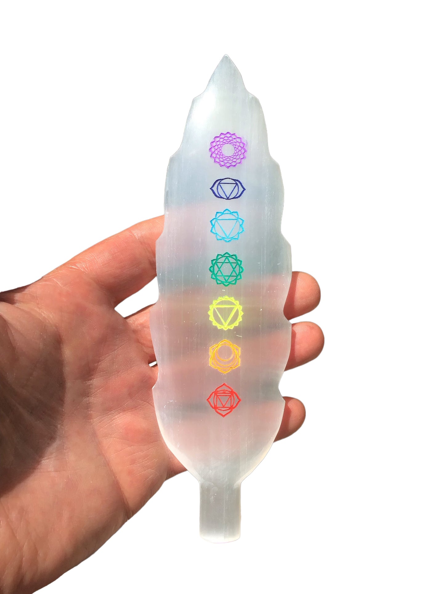 Steinfixx® Echte Selenit Ladeplatte | Feder mit schönen gravierten bunten Chakra Symbolen | 19 cm | Ideal zum Aufladen Ihrer Edelsteine | Dekoration | incl. Acrylständer