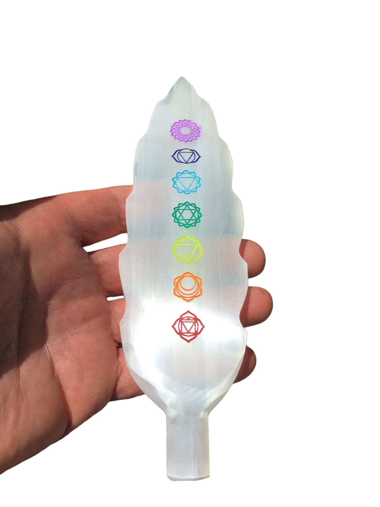 Steinfixx® Echte Selenit Ladeplatte | Feder mit schönen gravierten bunten Chakra Symbolen | 19 cm | Ideal zum Aufladen Ihrer Edelsteine | Dekoration | incl. Acrylständer