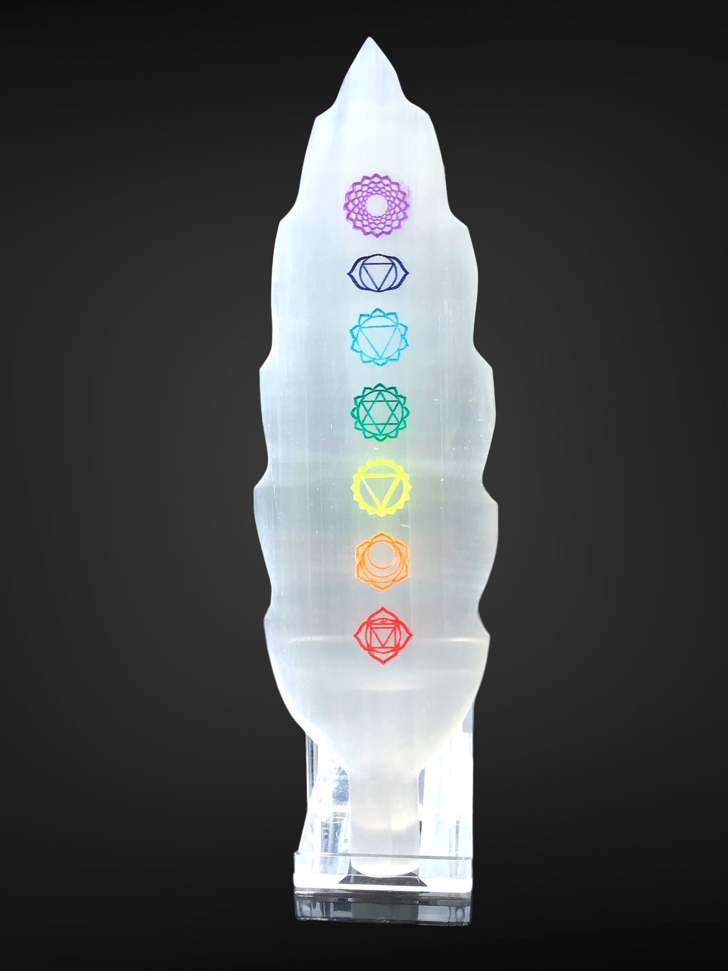Steinfixx® Echte Selenit Ladeplatte | Feder mit schönen gravierten bunten Chakra Symbolen | 19 cm | Ideal zum Aufladen Ihrer Edelsteine | Dekoration | incl. Acrylständer
