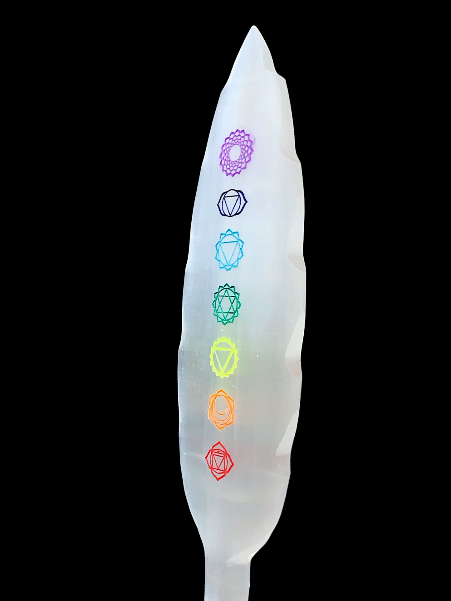 Steinfixx® Echte Selenit Ladeplatte | Feder mit schönen gravierten bunten Chakra Symbolen | 19 cm | Ideal zum Aufladen Ihrer Edelsteine | Dekoration | incl. Acrylständer