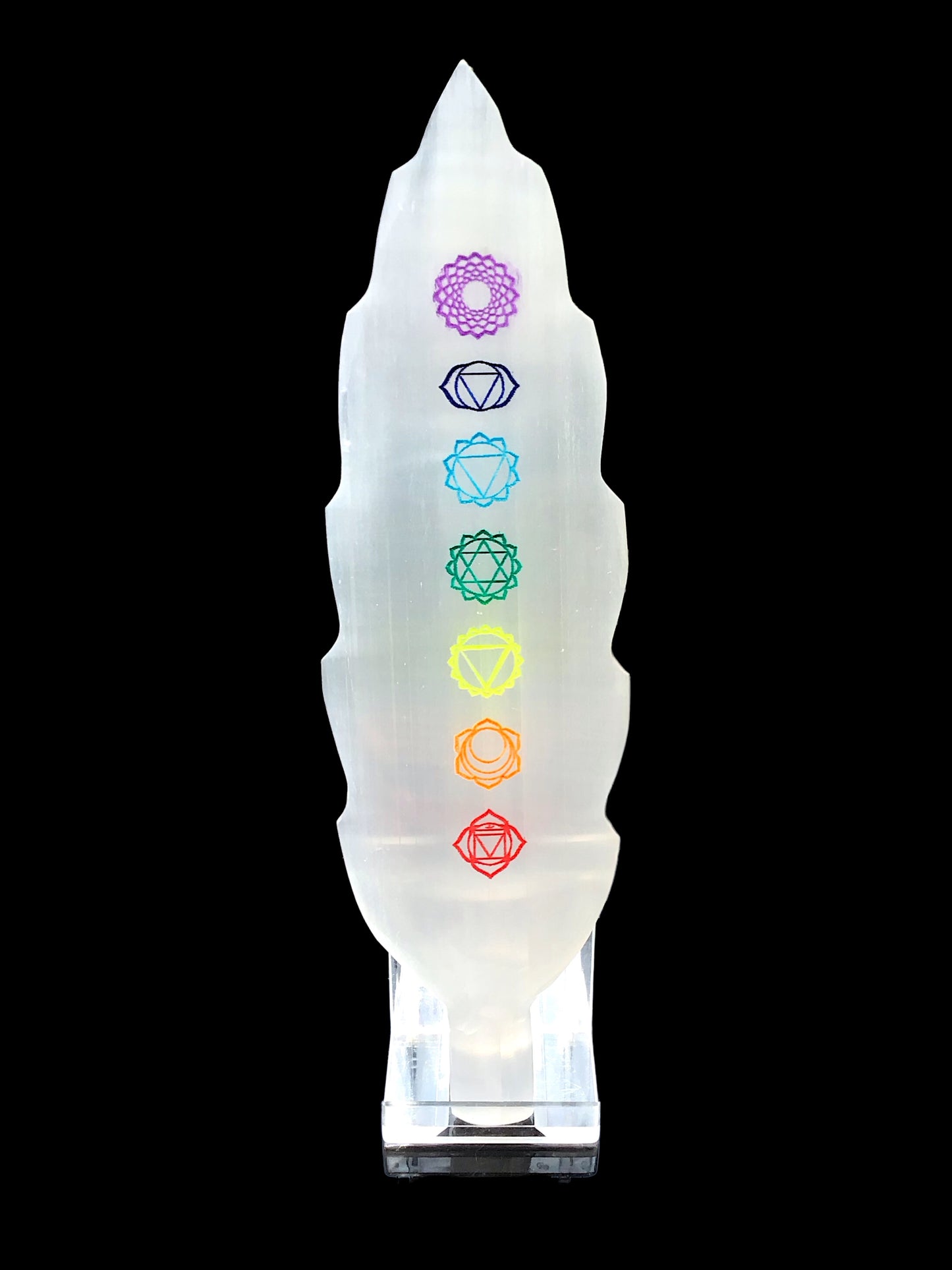 Steinfixx® Echte Selenit Ladeplatte | Feder mit schönen gravierten bunten Chakra Symbolen | 19 cm | Ideal zum Aufladen Ihrer Edelsteine | Dekoration | incl. Acrylständer
