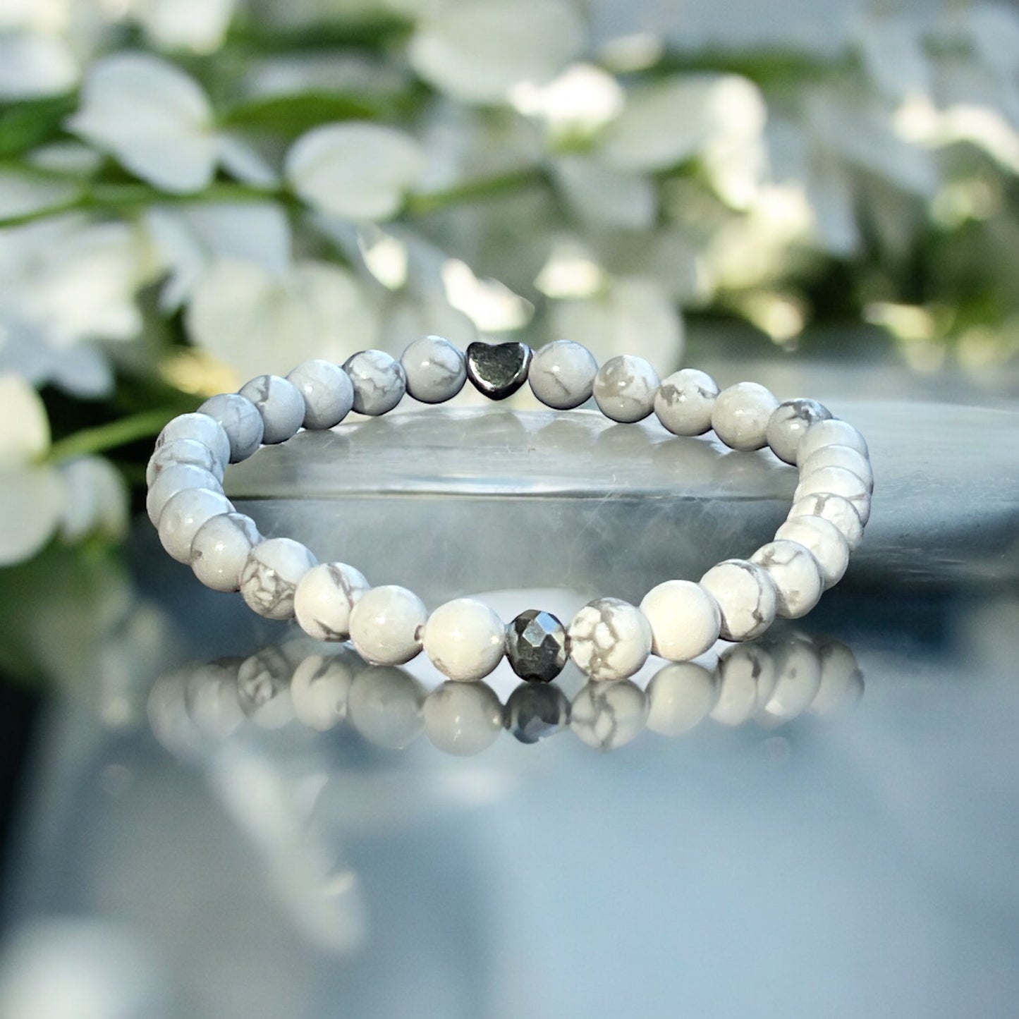 Handgefertigtes Magnesit Perlenarmband - Hochwertiges Edelsteinarmband mit facettierter Kristallperle und Edelstahlherzchen - in Geschenkbox - Diät und Entschlackung