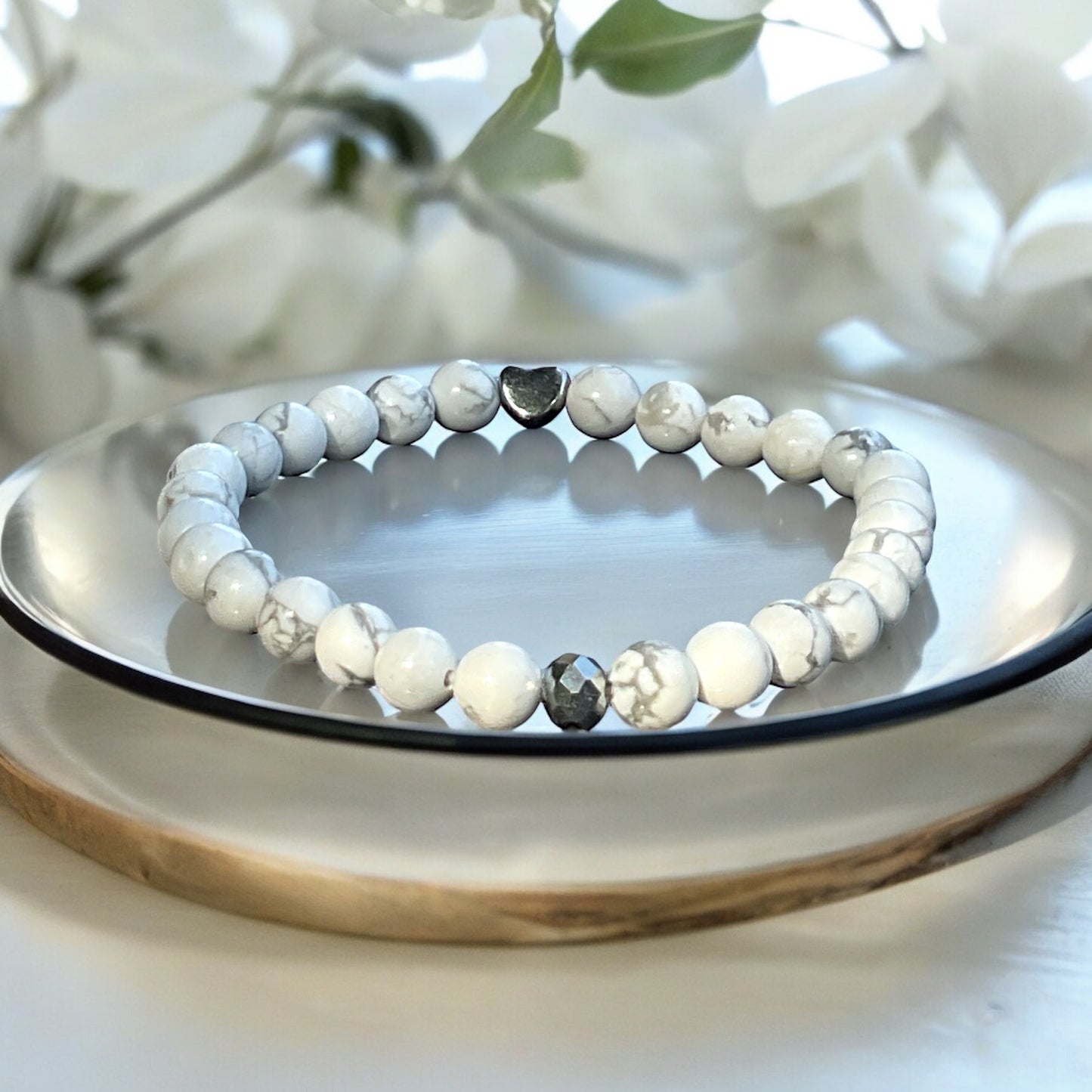 Handgefertigtes Magnesit Perlenarmband - Hochwertiges Edelsteinarmband mit facettierter Kristallperle und Edelstahlherzchen - in Geschenkbox - Diät und Entschlackung
