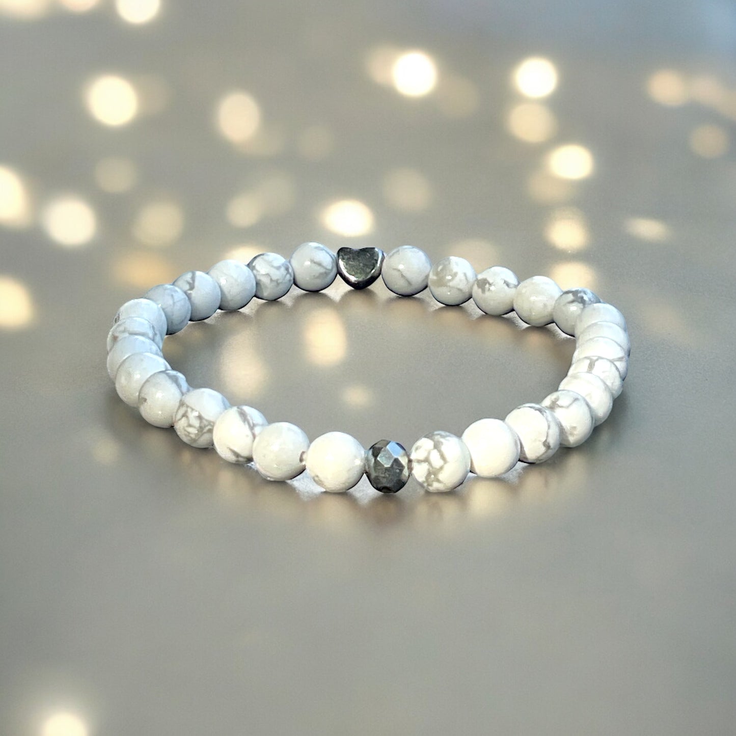 Handgefertigtes Magnesit Perlenarmband - Hochwertiges Edelsteinarmband mit facettierter Kristallperle und Edelstahlherzchen - in Geschenkbox - Diät und Entschlackung
