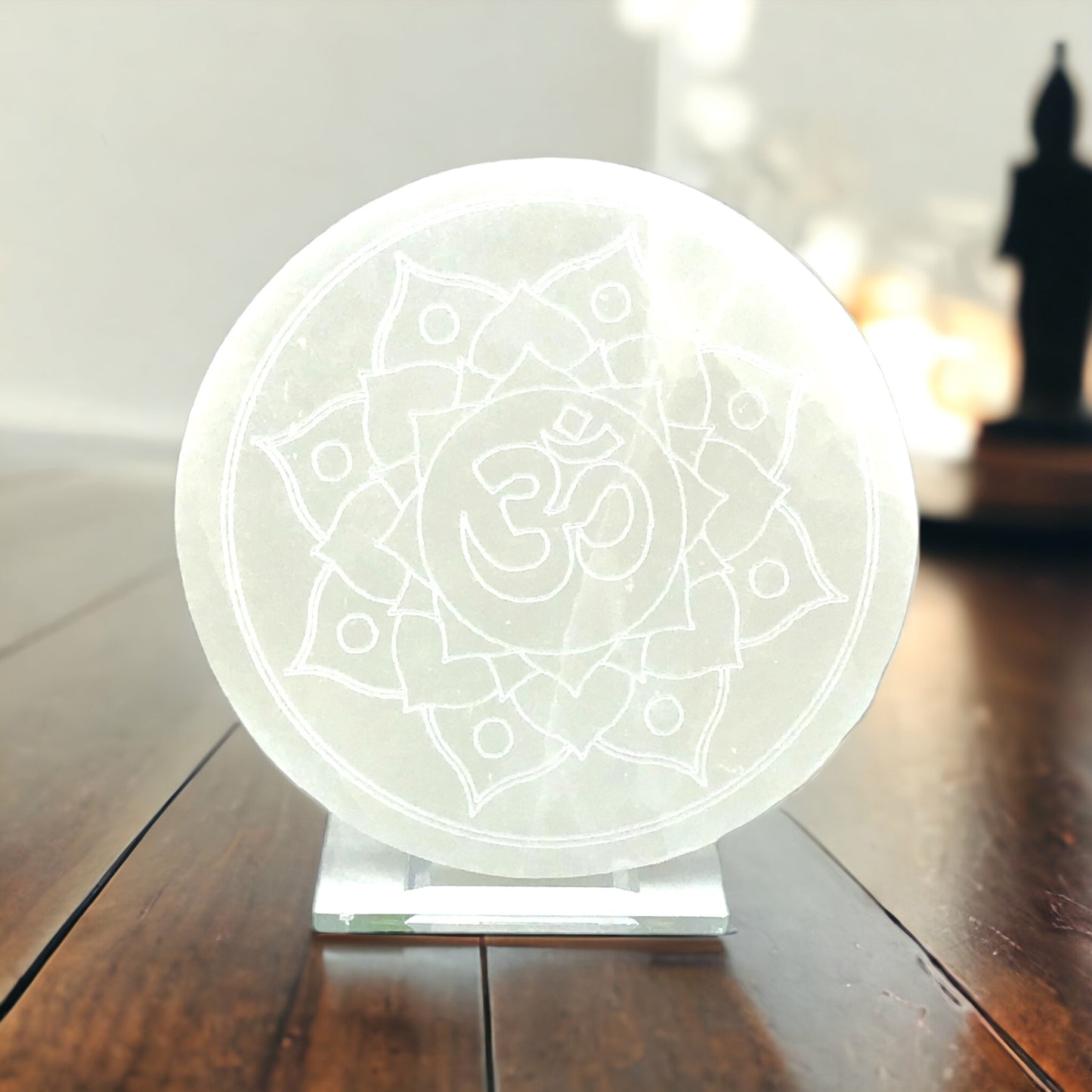 Selenit Ladeplatte mit Energieblume und OM Gravur Ø 14,0 cm - schwere Ausführung - 500 Gramm - mit kleinem Acrylstände SALE