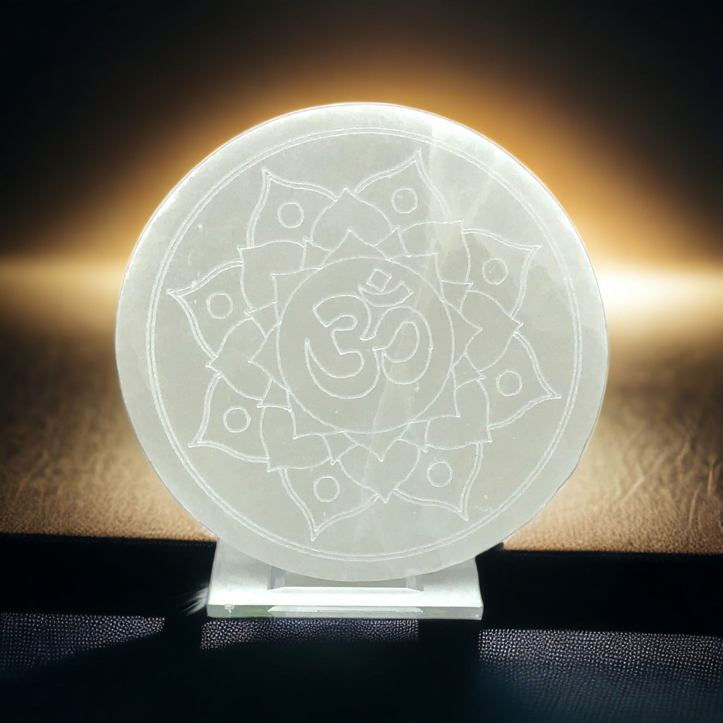 Selenit Ladeplatte mit Energieblume und OM Gravur Ø 14,0 cm - schwere Ausführung - 500 Gramm - mit kleinem Acrylstände SALE