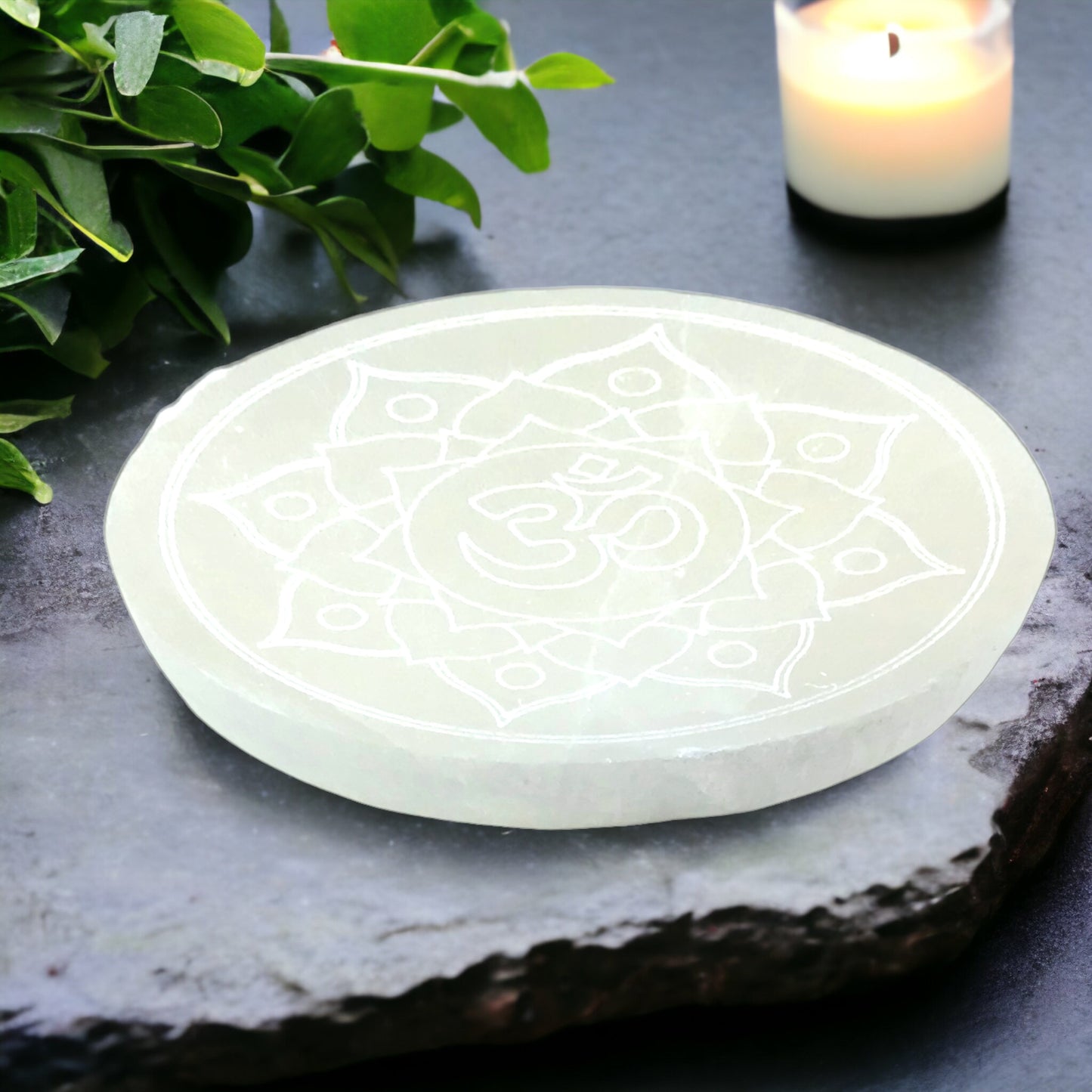 Selenit Ladeplatte mit Energieblume und OM Gravur Ø 14,0 cm - schwere Ausführung - 500 Gramm - mit kleinem Acrylstände SALE
