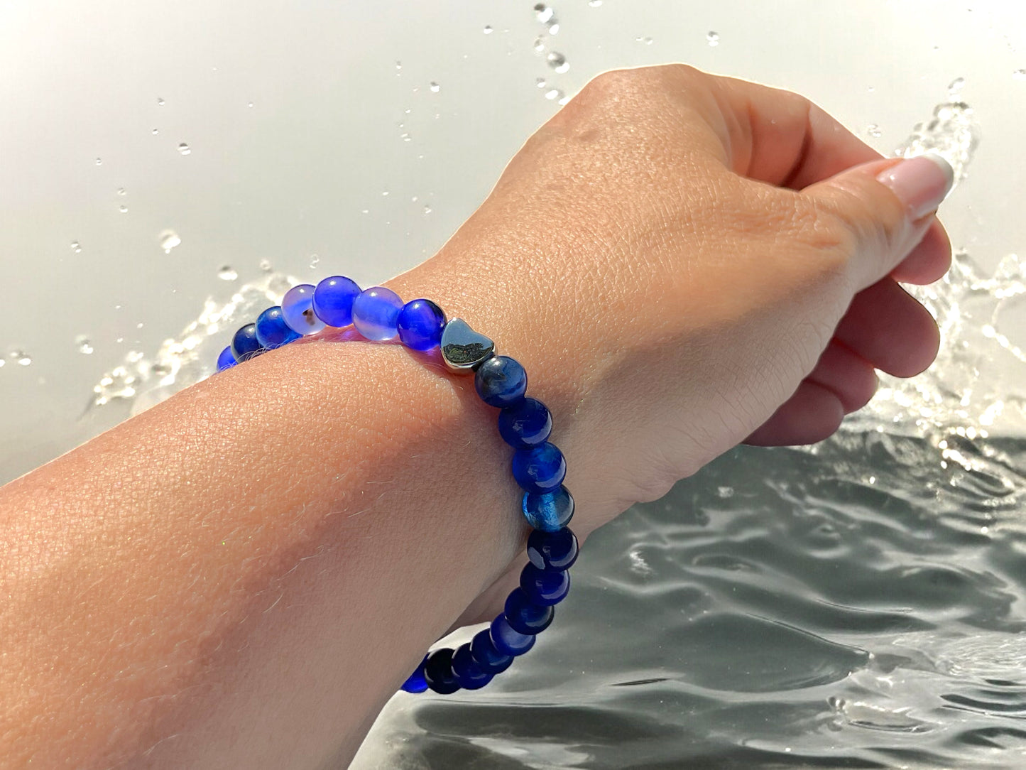 Edelstein Perlenarmband aus royalblauem Achat - Hochwertige Heilsteine mit 925 Silberperlen und entzückendem Herzchen - handgefertigt - in Geschenkbox - Abwehrkraft