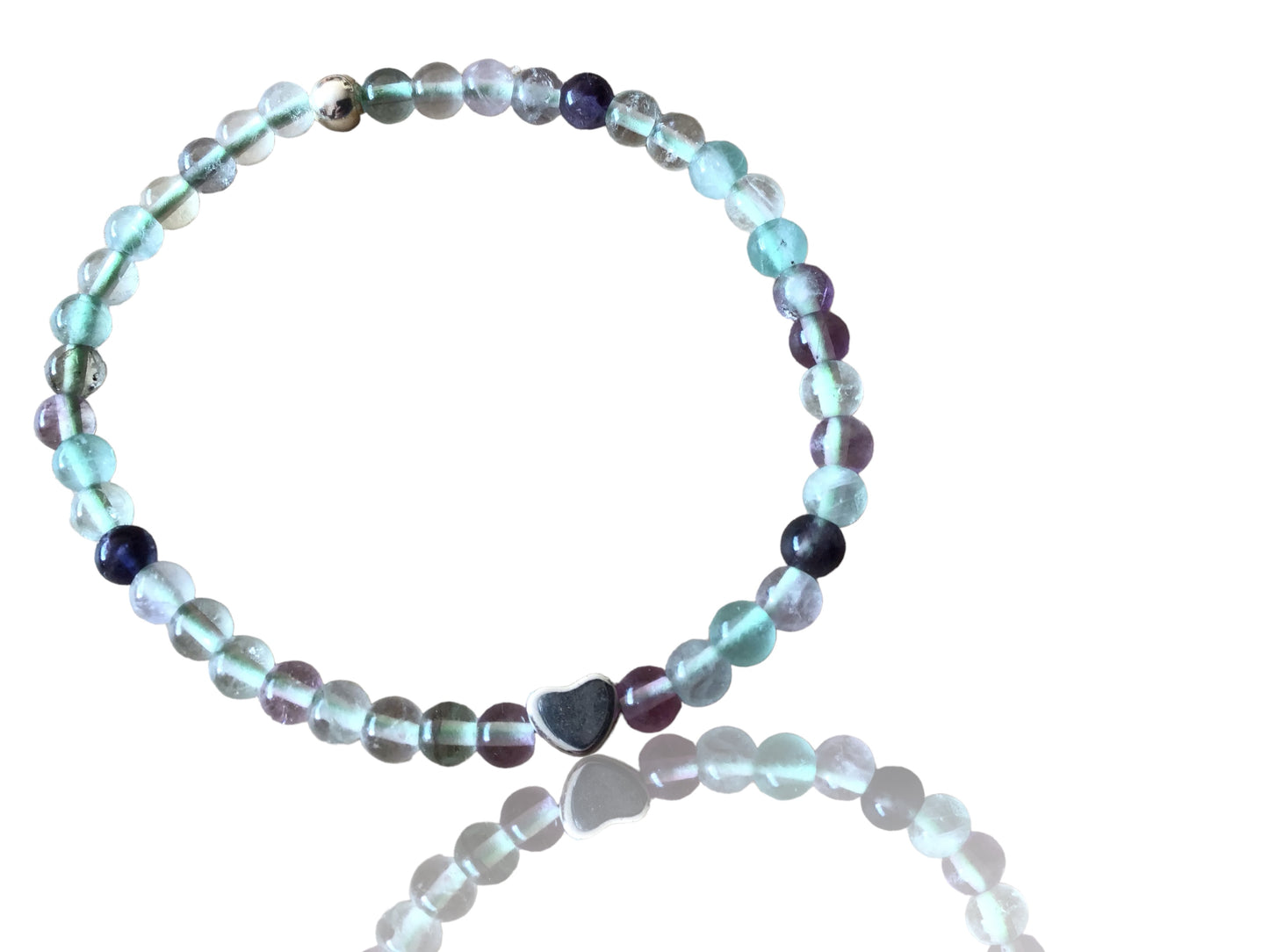 Elegantes Perlenarmband aus Fluorit - Hochwertiges Edelsteinarmband mit 925 Silberperle und entzückendem Herzchen - Handmade - in Geschenkbox - Stoffwechsel