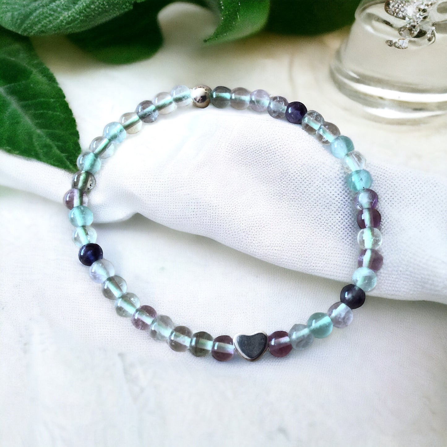 Elegantes Perlenarmband aus Fluorit - Hochwertiges Edelsteinarmband mit 925 Silberperle und entzückendem Herzchen - Handmade - in Geschenkbox - Stoffwechsel