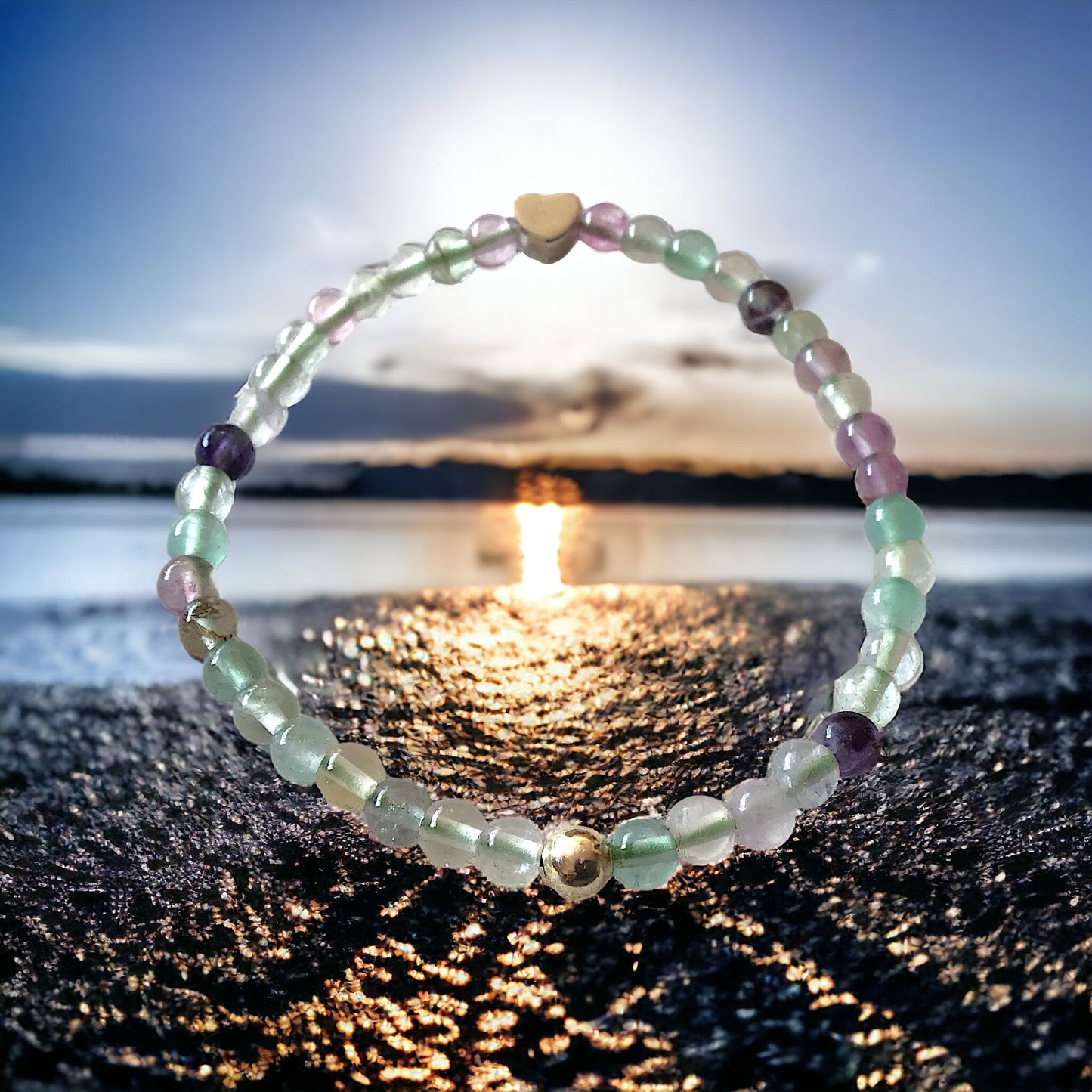 Elegantes Perlenarmband aus Fluorit - Hochwertiges Edelsteinarmband mit 925 Silberperle und entzückendem Herzchen - Handmade - in Geschenkbox - Stoffwechsel