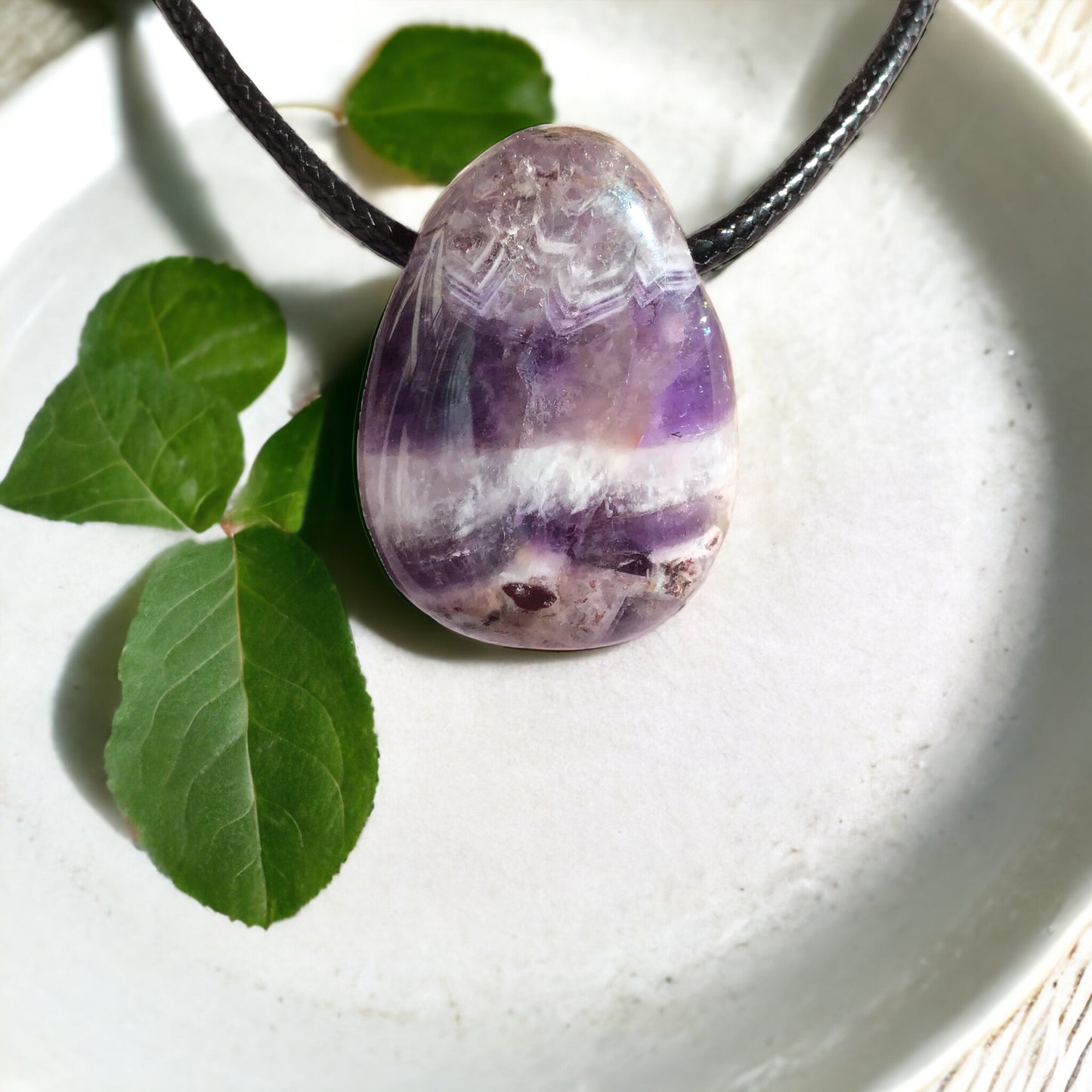 Steinfixx® - Edelstein Anhänger aus echtem Chevron-Amethyst | Tropfenanhänger | farbintensiv | mit 80 cm Wildlederband