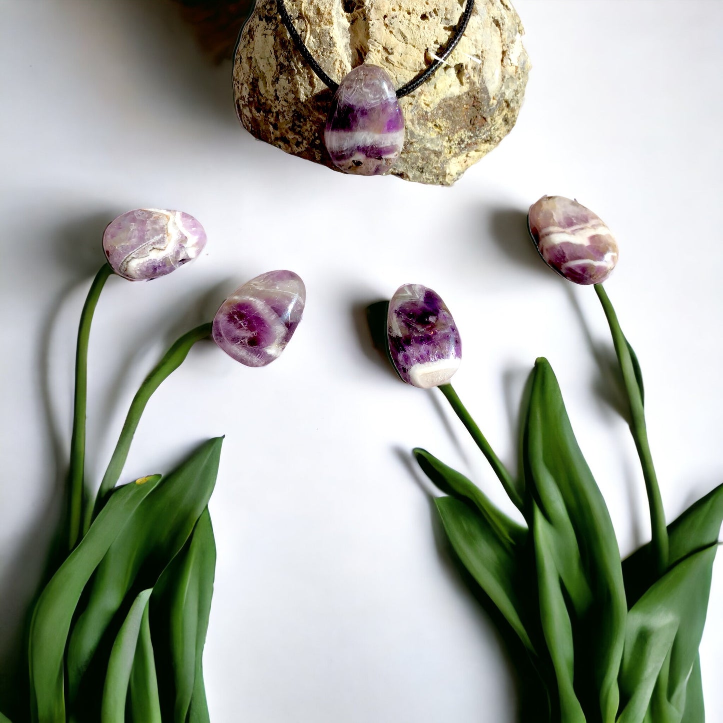 Steinfixx® - Edelstein Anhänger aus echtem Chevron-Amethyst | Tropfenanhänger | farbintensiv | mit 80 cm Wildlederband