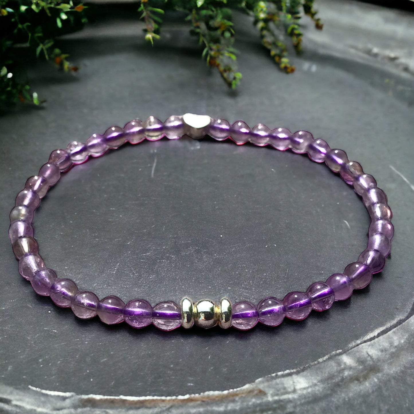 Elegantes Perlenarmband aus Amethyst - Hochwertiges Edelsteinarmband mit 925 Silberperlen und entzückendem Herzchen - handgefertigt - in Geschenkbox - Reinigung und Kraft