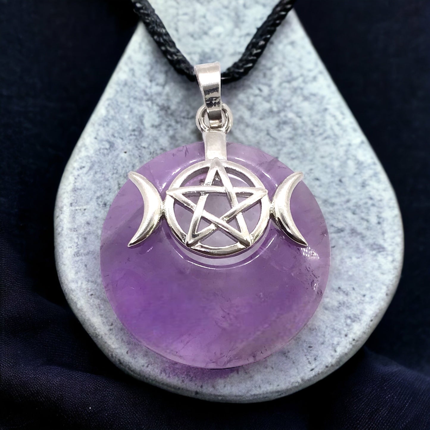 Steinfixx® - Amethyst Anhänger Donut mit machtvoller Verzierung - dreifacher Mond und Pentagramm | Wicca | Urkraft | Licht | starkes Schutzsymbol