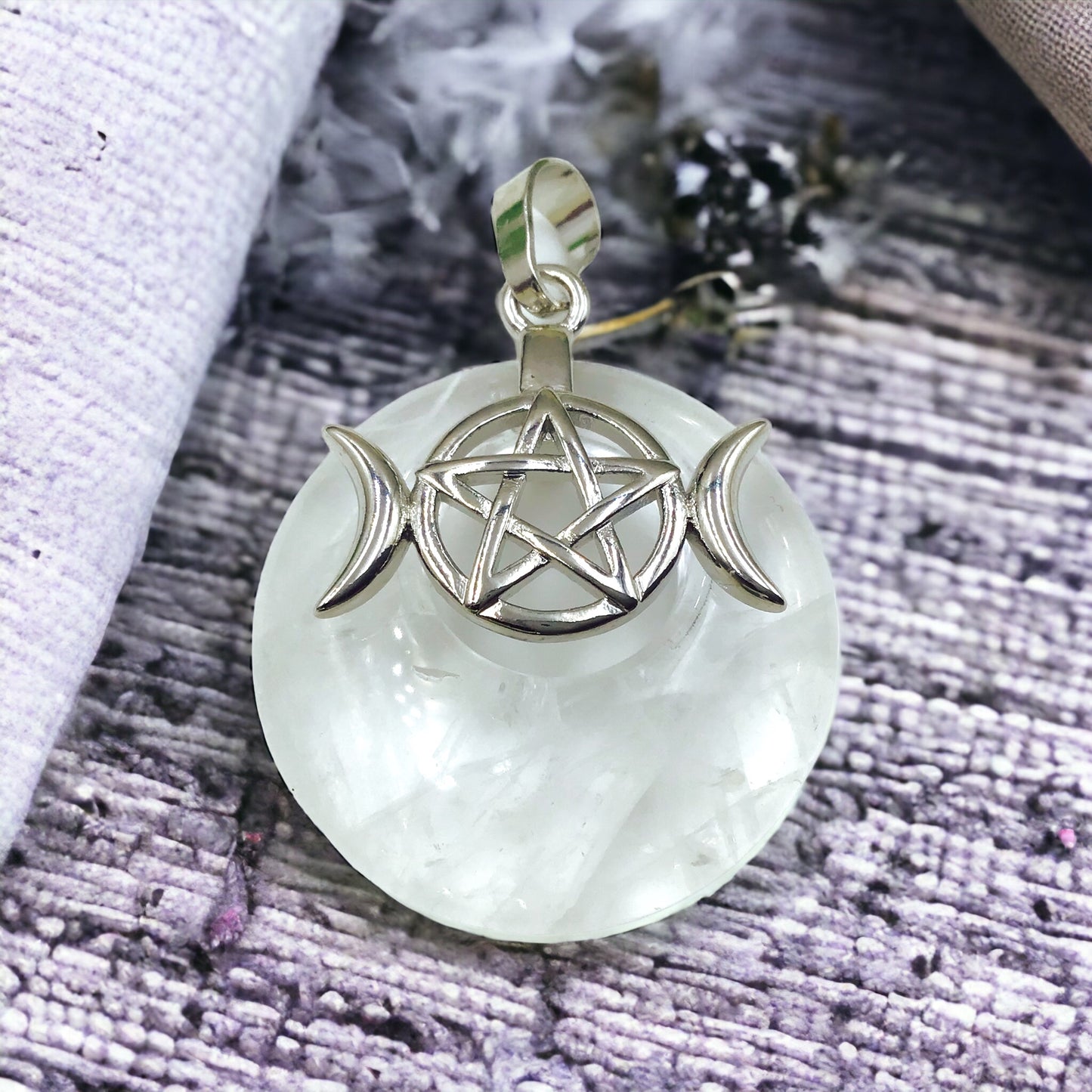 Steinfixx® - Bergkristall Donut mit machtvoller Verzierung - dreifacher Mond und Pentagramm | Wicca | Urkraft | Licht | starkes Schutzsymbol