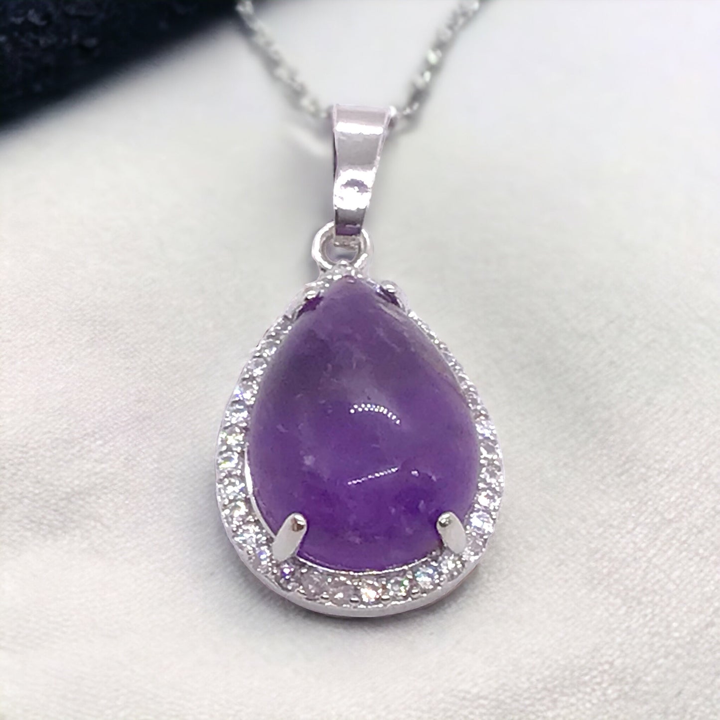 Steinfixx® - Royale Edelstein Anhänger in Tropfenform, umrahmt von Zirkonia, Edelstahl versilbert