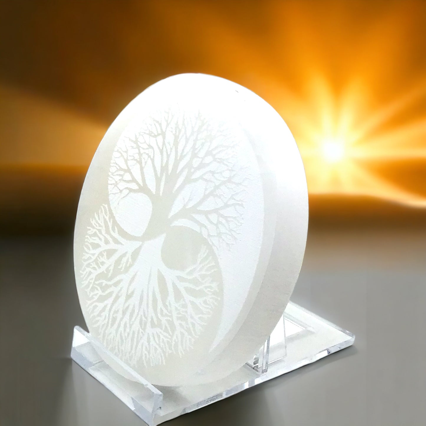 Echte Selenit Ladeplatte mit Gravur "Yin Yang und Baum des Lebens" Ø 10,5 cm - 300 Gramm- mit kleinem Acrylständer