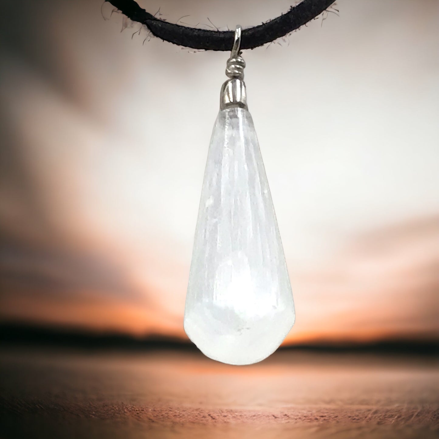 Steinfixx® Selenit Tropfen Anhänger in bauchiger Form | ca 45x15x8 mm | Top Qualität | Ihren Lichtbringer immer dabei