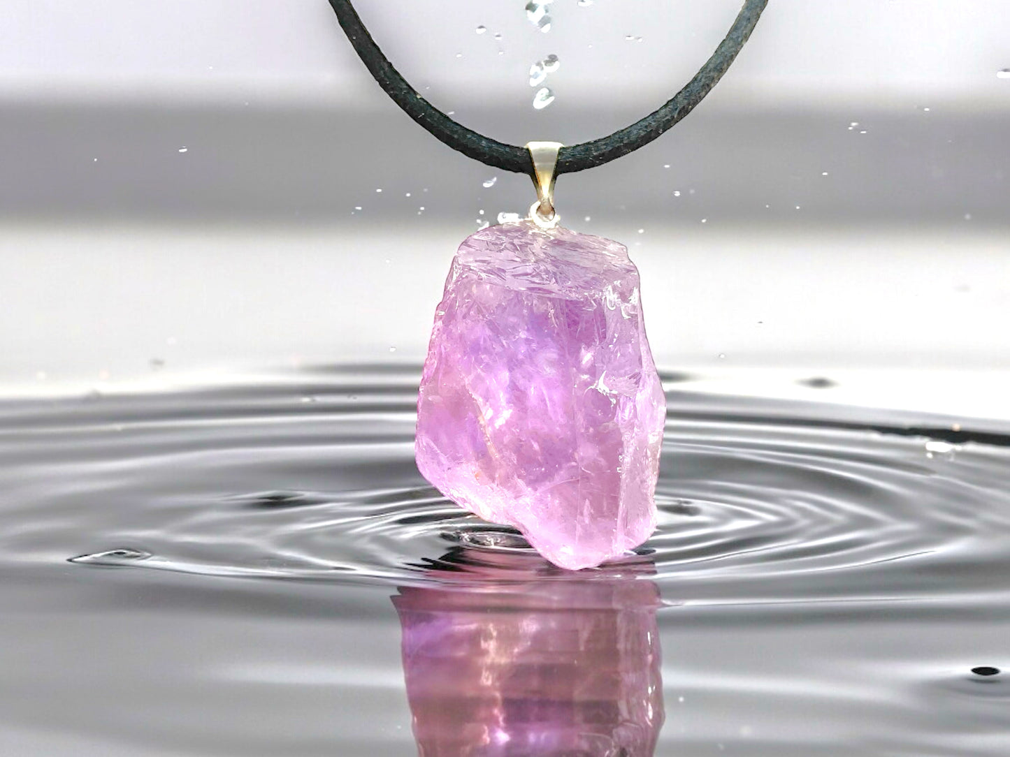 Edelstein Rohstein Kette - wunderschöner Cluster (Brocken) mit Lederband, wahlweise Bergkristall, Amethyst, Aventurin oder Rosenquarz - Kristalle zum wohlfühlen