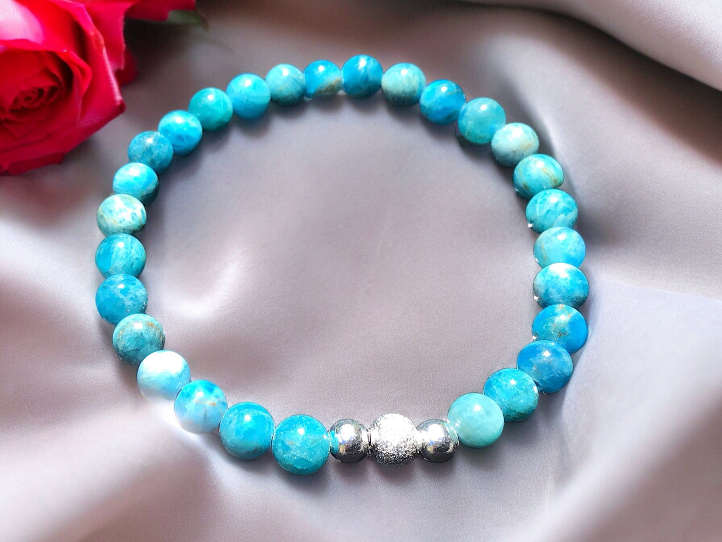 Elegantes Perlenarmband aus Apatit - Hochwertiges Edelsteinarmband mit 925 Silberperlen und silberner Sternstaubperle - handgefertigt - in Geschenkbox - Regeneration - M 18-19 cm