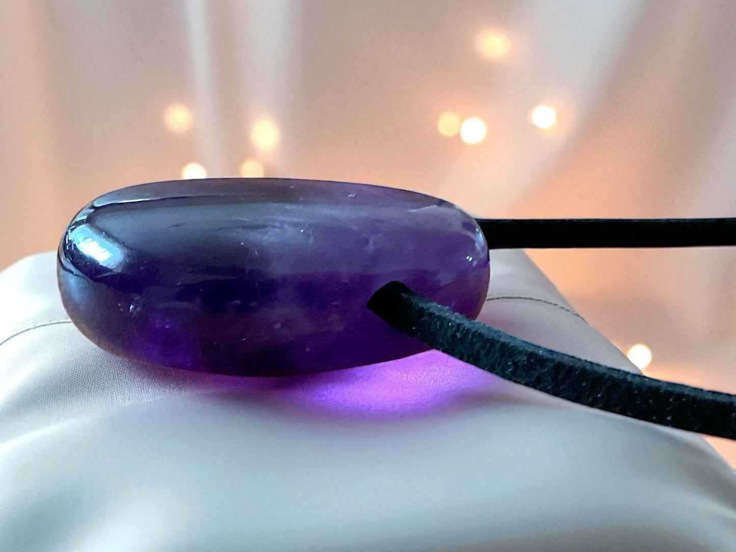 Edelstein Anhänger aus echtem Amethyst | Tropfenanhänger | starker Heilstein | mit 80 cm Wildlederband I Brasilien