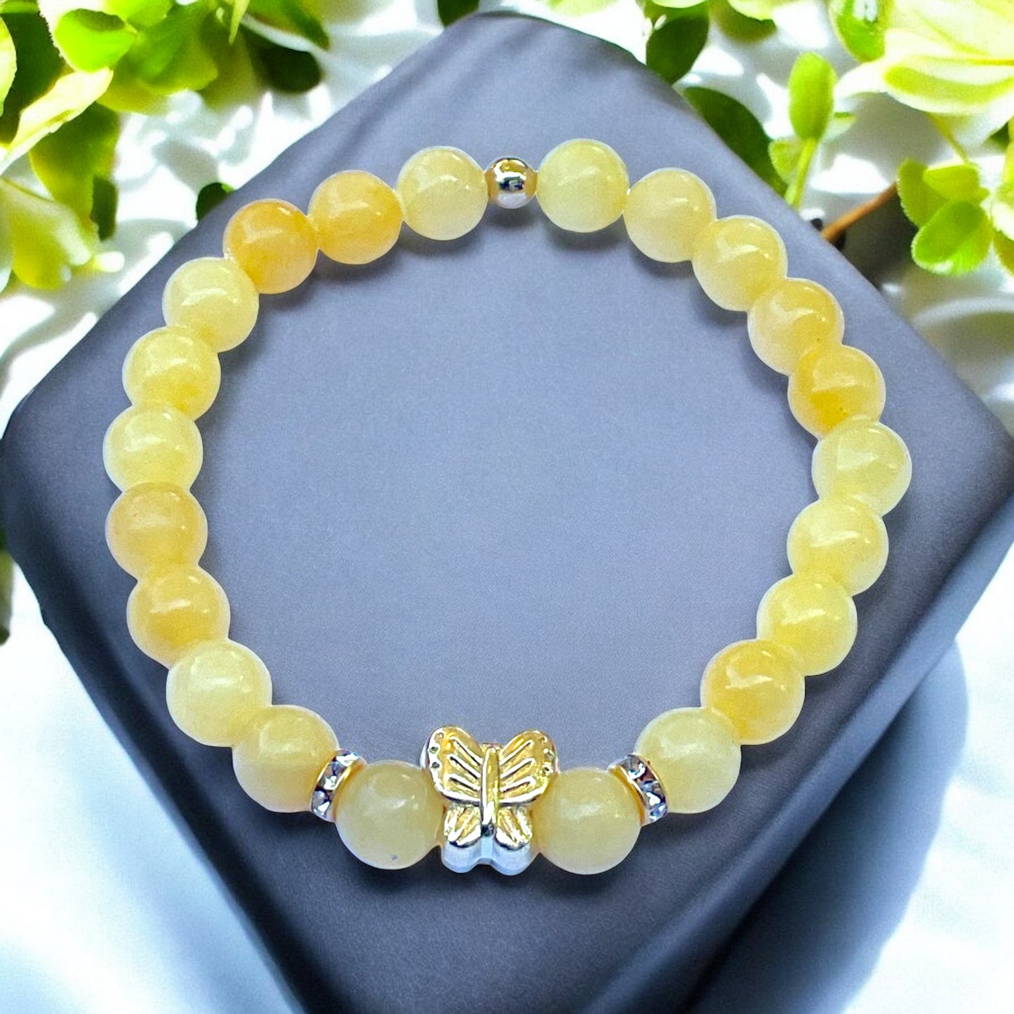 Gelbe Jade Perlenarmband - Hochwertiges Edelsteinarmband mit vergoldeter Perle und entzückendem Herzchen oder Schmetterling - handgefertigt - in Geschenkbox - Glück und Freude