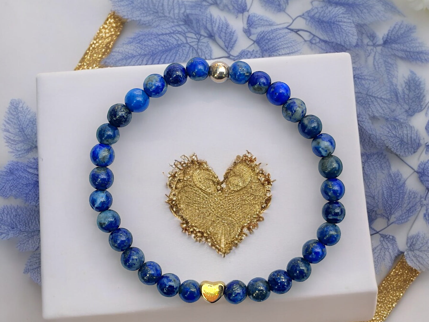 Elegantes Lapislazuli Perlenarmband - Hochwertiges Edelsteinarmband mit vergoldeter Perle und entzückendem Herzchen - Handmade - in Geschenkbox - Stein der Könige