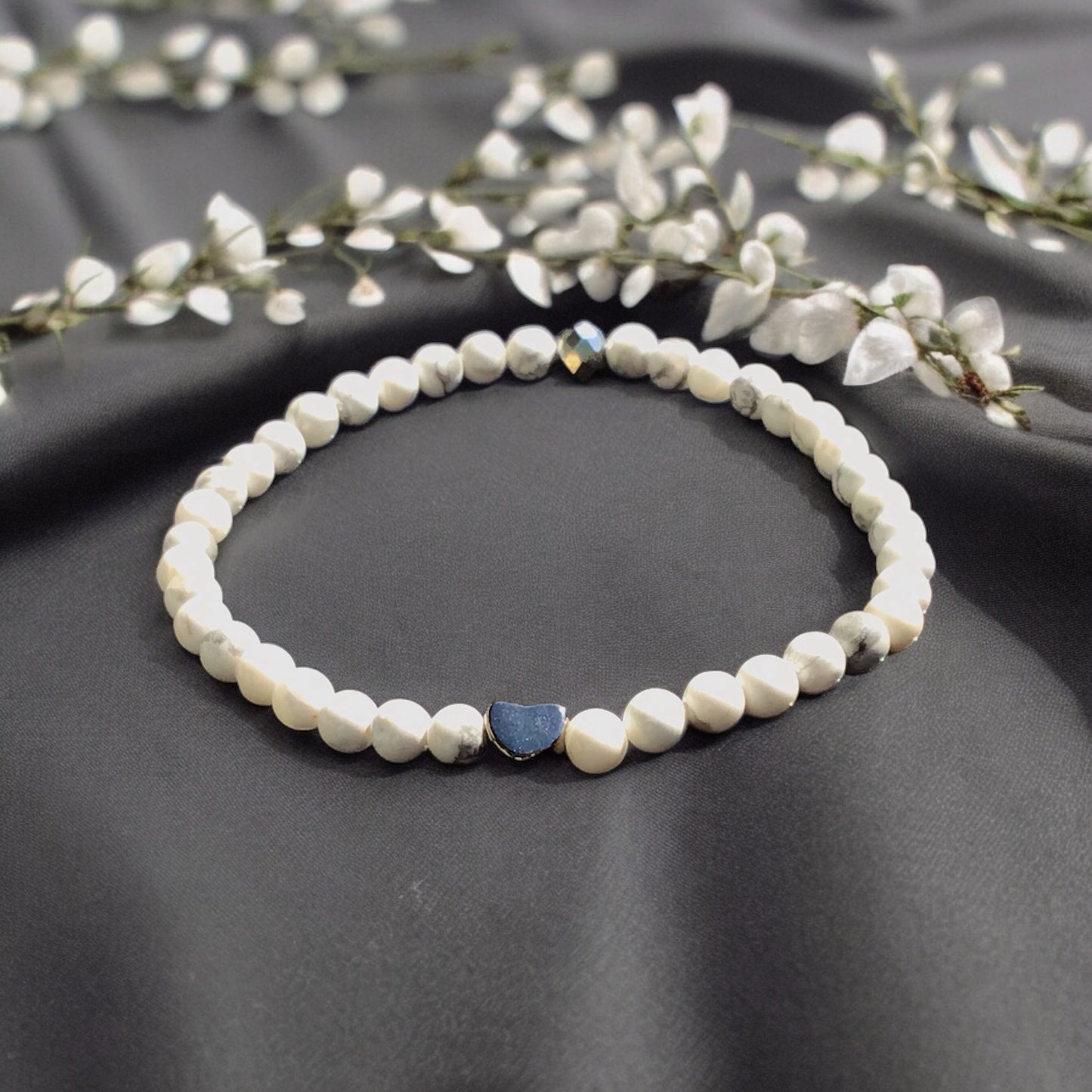 Handgefertigtes Magnesit Perlenarmband - Hochwertiges Edelsteinarmband mit facettierter Kristallperle und Edelstahlherzchen - in Geschenkbox - Diät und Entschlackung