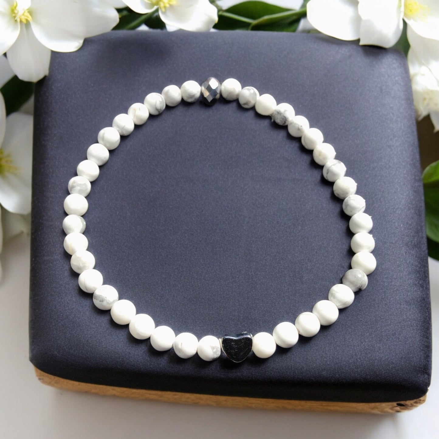 Handgefertigtes Magnesit Perlenarmband - Hochwertiges Edelsteinarmband mit facettierter Kristallperle und Edelstahlherzchen - in Geschenkbox - Diät und Entschlackung