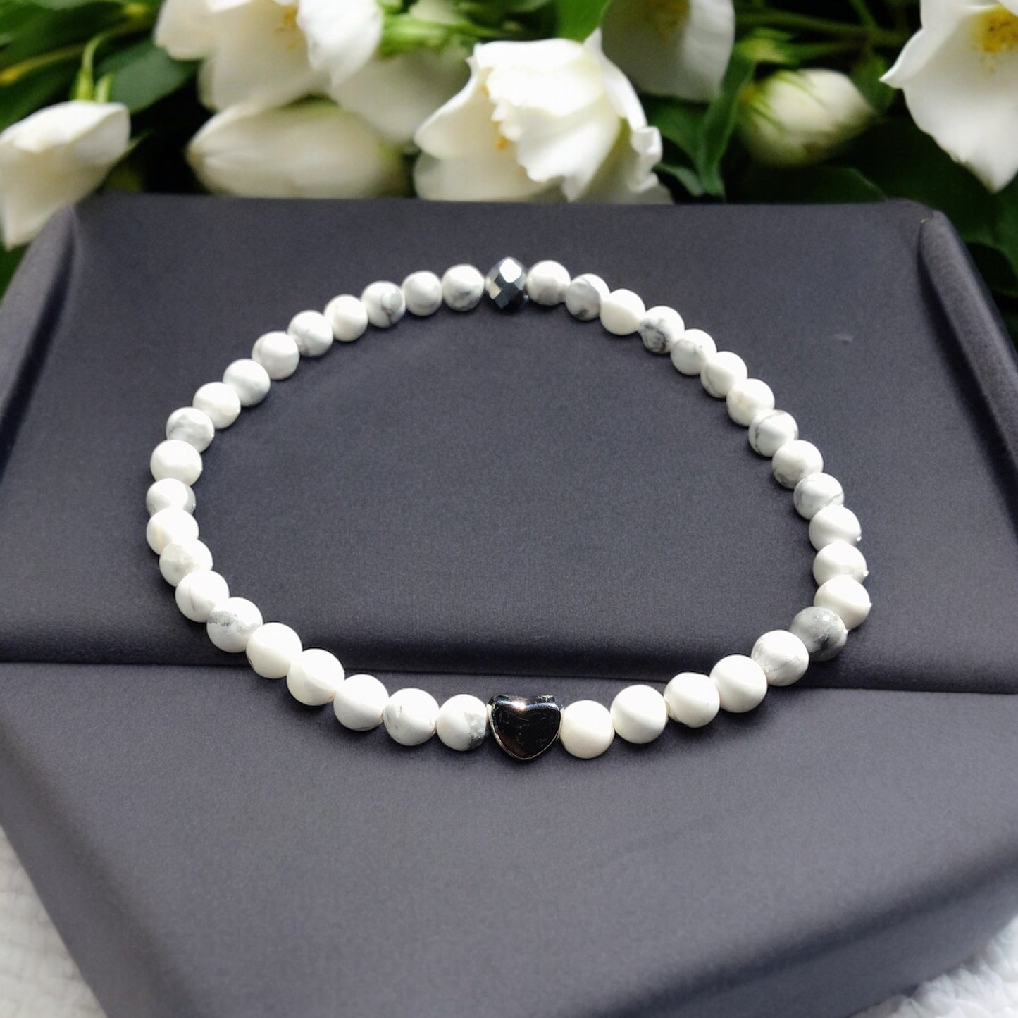 Handgefertigtes Magnesit Perlenarmband - Hochwertiges Edelsteinarmband mit facettierter Kristallperle und Edelstahlherzchen - in Geschenkbox - Diät und Entschlackung