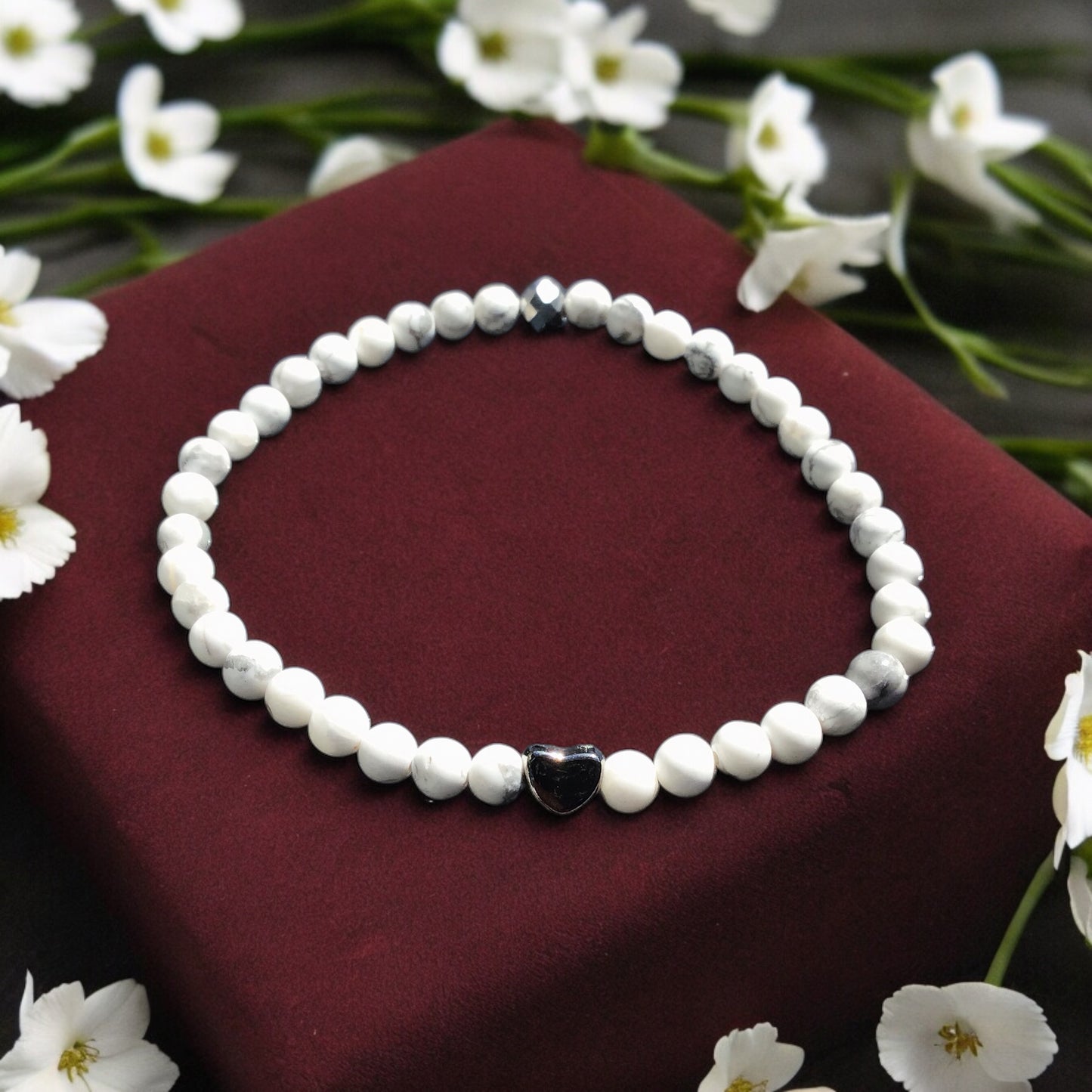 Handgefertigtes Magnesit Perlenarmband - Hochwertiges Edelsteinarmband mit facettierter Kristallperle und Edelstahlherzchen - in Geschenkbox - Diät und Entschlackung