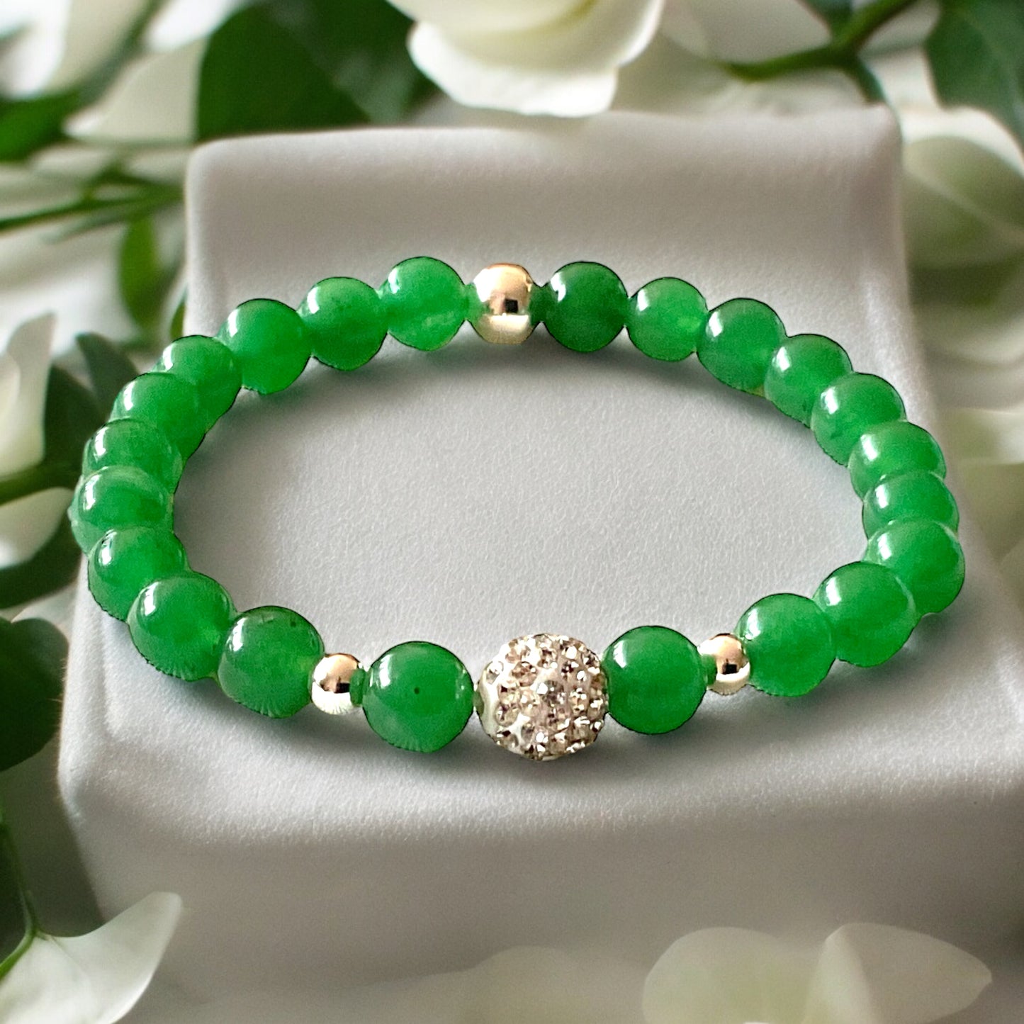 Grüne Jade Perlenarmband - Hochwertiges Edelsteinarmband 8mm mit 925 Silberperlen und Glitzerperle - handgefertigt - in Geschenkbox - Glück und Freude