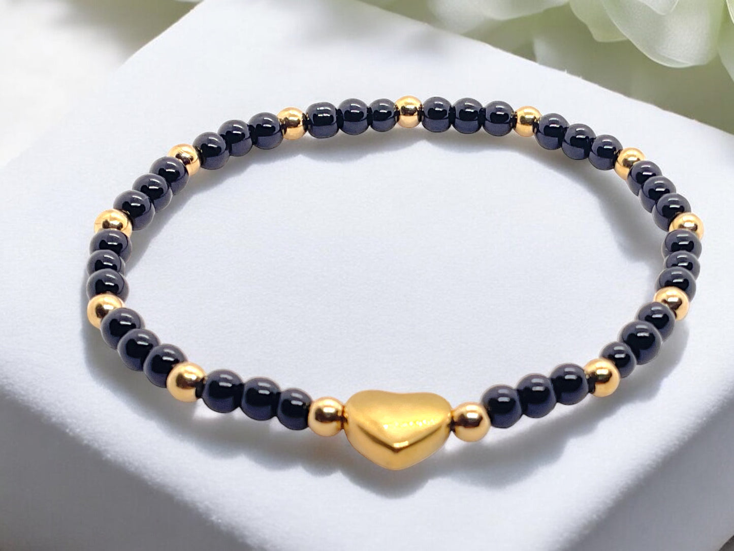 Steinfixx® - Obsidian Perlenarmband mit Messingherz und Messingperlen - Hochwertiges Edelsteinarmband handgefertigt inclusive edler Geschenkbox und Edelsteinkarte