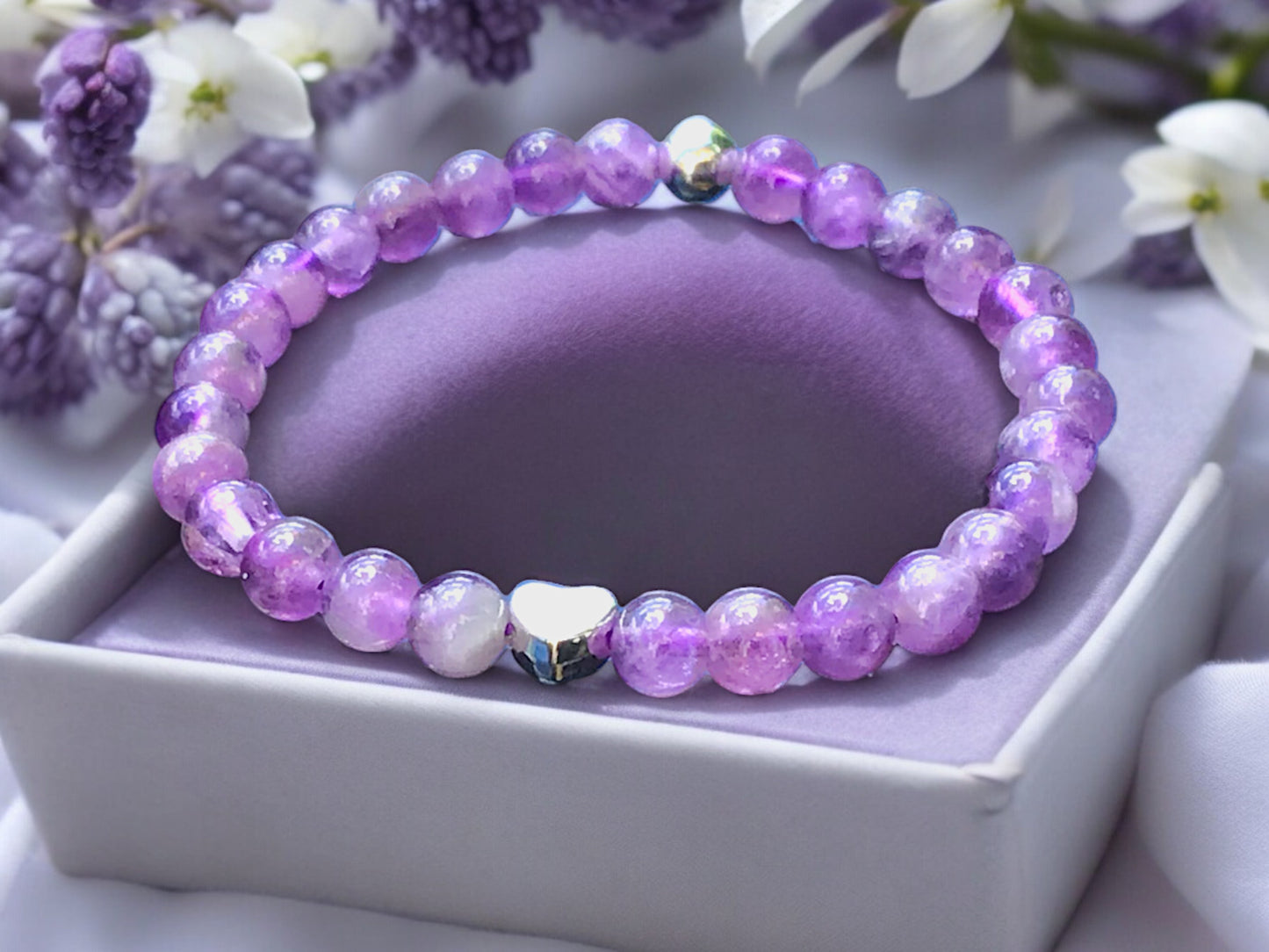 Elegantes Perlenarmband aus Amethyst - Hochwertiges Edelsteinarmband mit 925 Silberperlen und entzückendem Herzchen - handgefertigt - in Geschenkbox - Reinigung und Kraft
