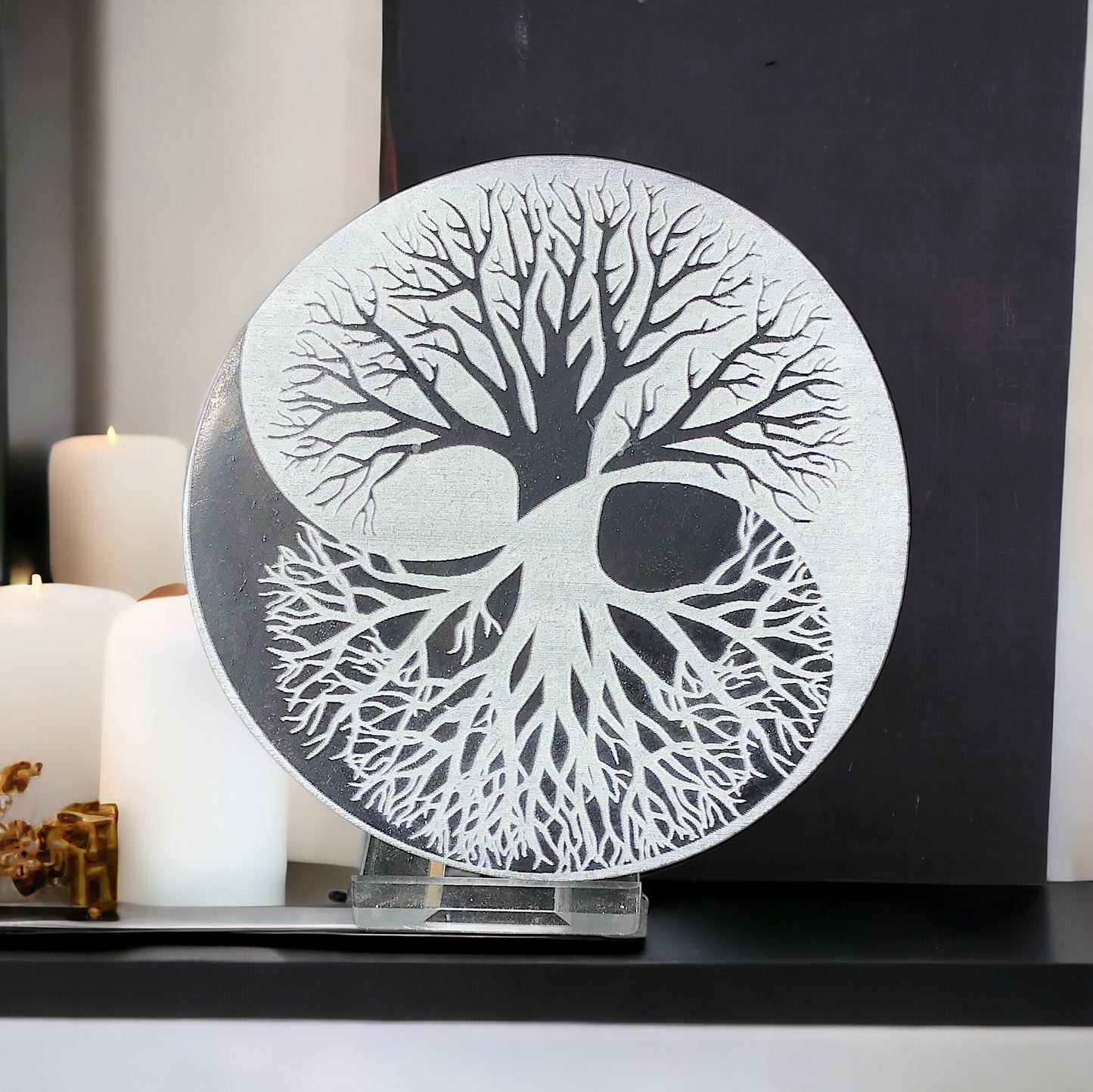 Echte Selenit Ladeplatte mit Gravur "Yin Yang und Baum des Lebens" - reinigt Ihre Räume - Ø 10 cm - 250 Gramm- schwarz-weiß - mit kleinem Acrylständer