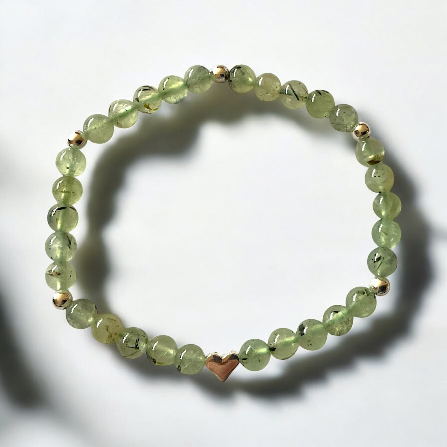 Prehnit Edelstein 6mm Perlenarmband  *Melanie* - mit Edelstahlherz und 925 Silberperlen in edler Steinfixx Geschenkbox - Handmade